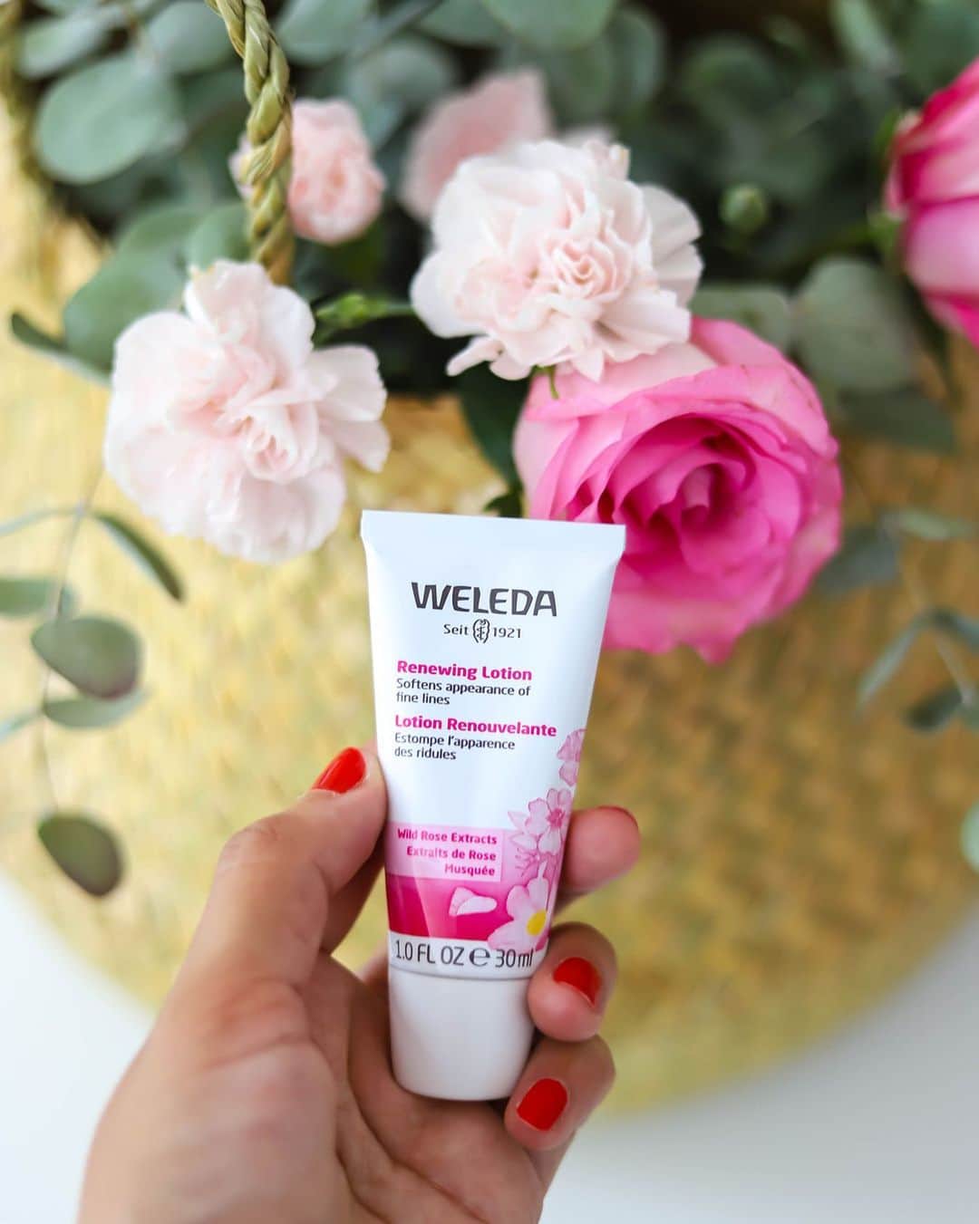 Weledaのインスタグラム：「Warm summer days call for lighter moisturizers that don't compromise hydration! 🌸 Our Renewing Lotion is lightweight and absorbs quickly into the skin while softening the appearance of fine lines. #WeledaSkin」