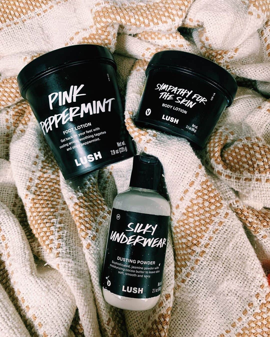 LUSH Cosmeticsさんのインスタグラム写真 - (LUSH CosmeticsInstagram)「⁠We get it. It's hot. Like, really, really hot. And what's hard when it's this hot? Keeping your skin feeling fresh, that's what.⁠ ⁠ Don't worry, we've got you. ⁠ ⁠ Head to our link in bio to shop these cool cats right now. ⁠ ⁠ What's your go-to summer routine to beat the heat? Let us know in the comments below. ⁠ ⁠ 📷 @rosejamjen⁠ ⁠」7月31日 4時30分 - lushcosmetics