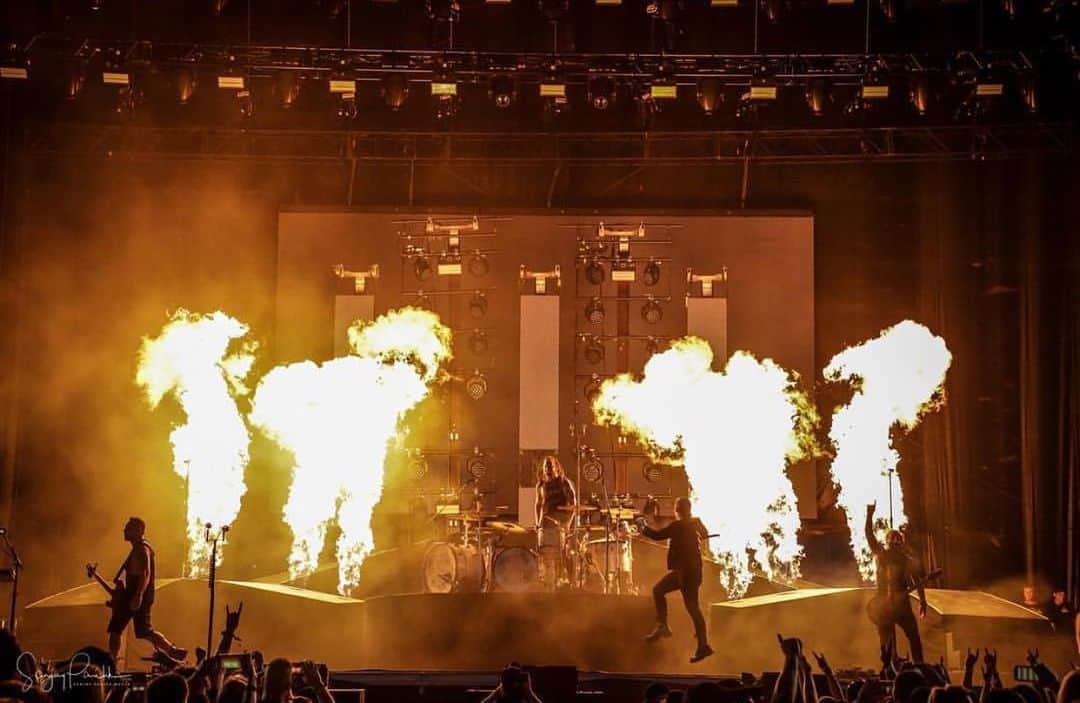 Shinedownさんのインスタグラム写真 - (ShinedownInstagram)「Biiig #throwbackthursday energy! You better believe that when it’s safe to perform we’ll be comin at ya 🔥 BIGGER 🔥 THAN EVER...🤘  📷 @sanjayparikhphoto」7月31日 4時35分 - shinedown