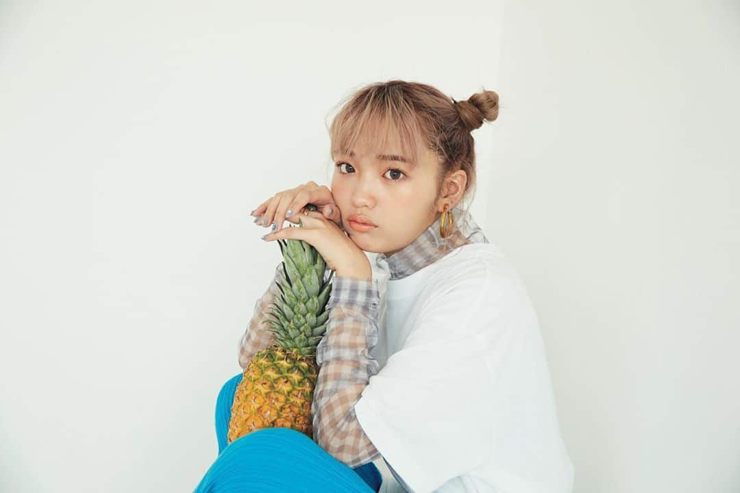 miniさんのインスタグラム写真 - (miniInstagram)「付録パレットでできるメイクをナビしてくれるのはねおちゃん🍍 インスタライブをしていたあの日の撮影です🍒 こちらはパレット⑥オレンジ🍊マルチカラーを使ったワントーンメイク。目元、チーク、リップとぜーんぶ⑥のみ！ 塗るパーツによって変わる発色の違いも楽しんでみて♡♡  #ねお#付録メイク#時短メイク#宝島社付録#milkfed」7月31日 15時31分 - mini_tkj