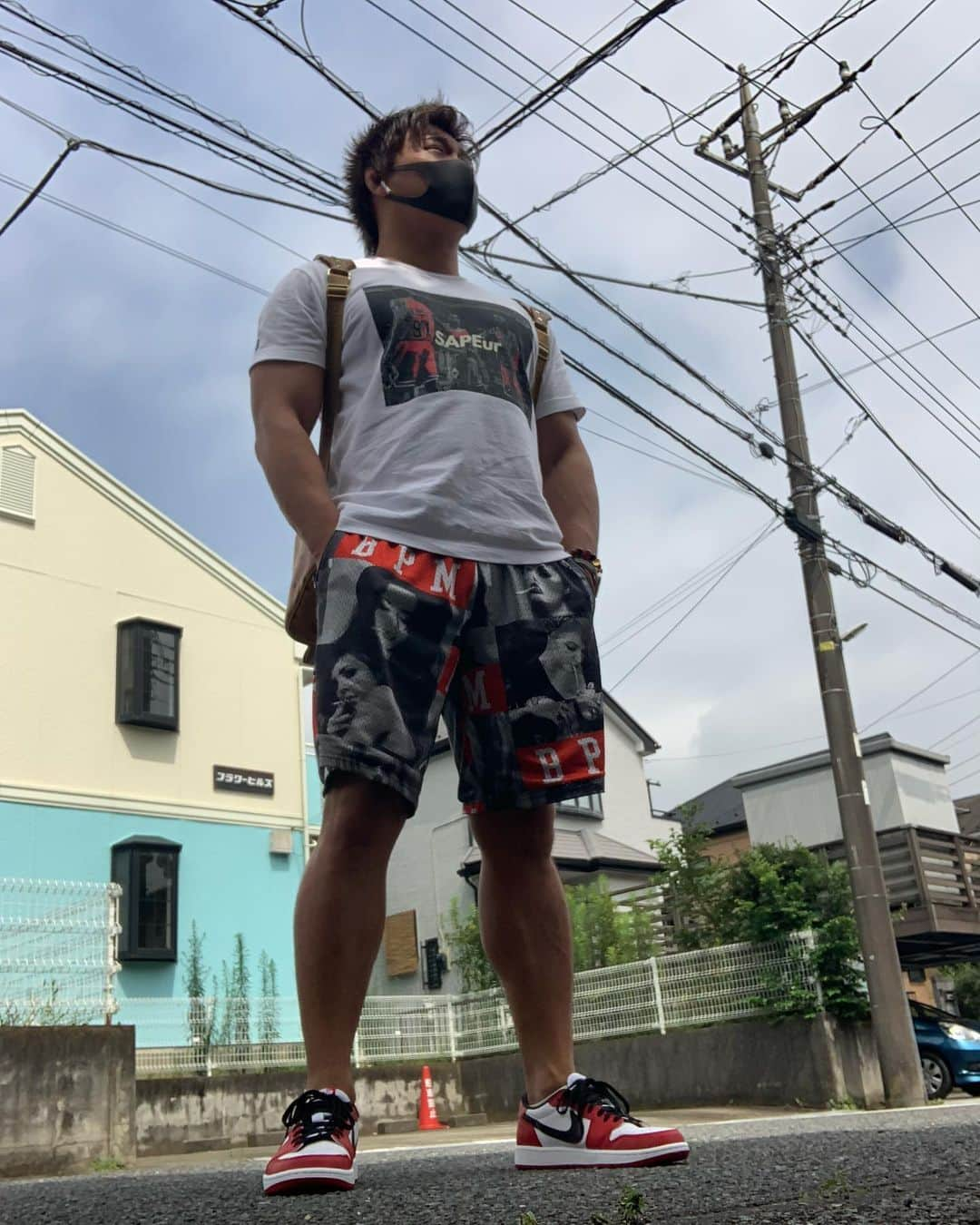 岩本煌史のインスタグラム：「T-shirt:SAPEur Pants: BPM Kicks: NIKE AIR JORDAN 1 RETRO LOW OG “CHICAGO”  #ajpw #全日本プロレス #陣JIN #紫の兄貴 #イワモトヘッズ #SAPEur #nike #ナイキ #aj1 #aj1lowchicago #ootd」