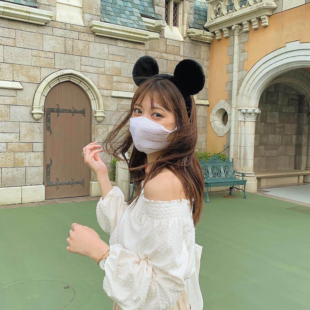 前田亜美のインスタグラム：「. . ちょっと前ですが…. ディズニーランドのチケット奇跡的に取れて、行ってきました𓂃𓈒𓏸. .  . とっても対策されていて、びっくりするほど！. . . . 不安もあるしもしかしたら？を考えて、自分達なりに人がたくさんいるところは避けたり、人との距離を取ったり…新しい楽しみ方ができました🌱 . 乗り物列も歩きっぱなしで特に待つことなく乗れちゃった。その分すごく歩くよーー！ . . マスクずっとしてるし湿気で 髪を巻いても一瞬で終わった笑. . でも楽しくて久しぶりの気分転換になりました‪\♡︎/︎ . #ディズニーランド #Disney #ディズニーコーデ  #ディズニーシー」