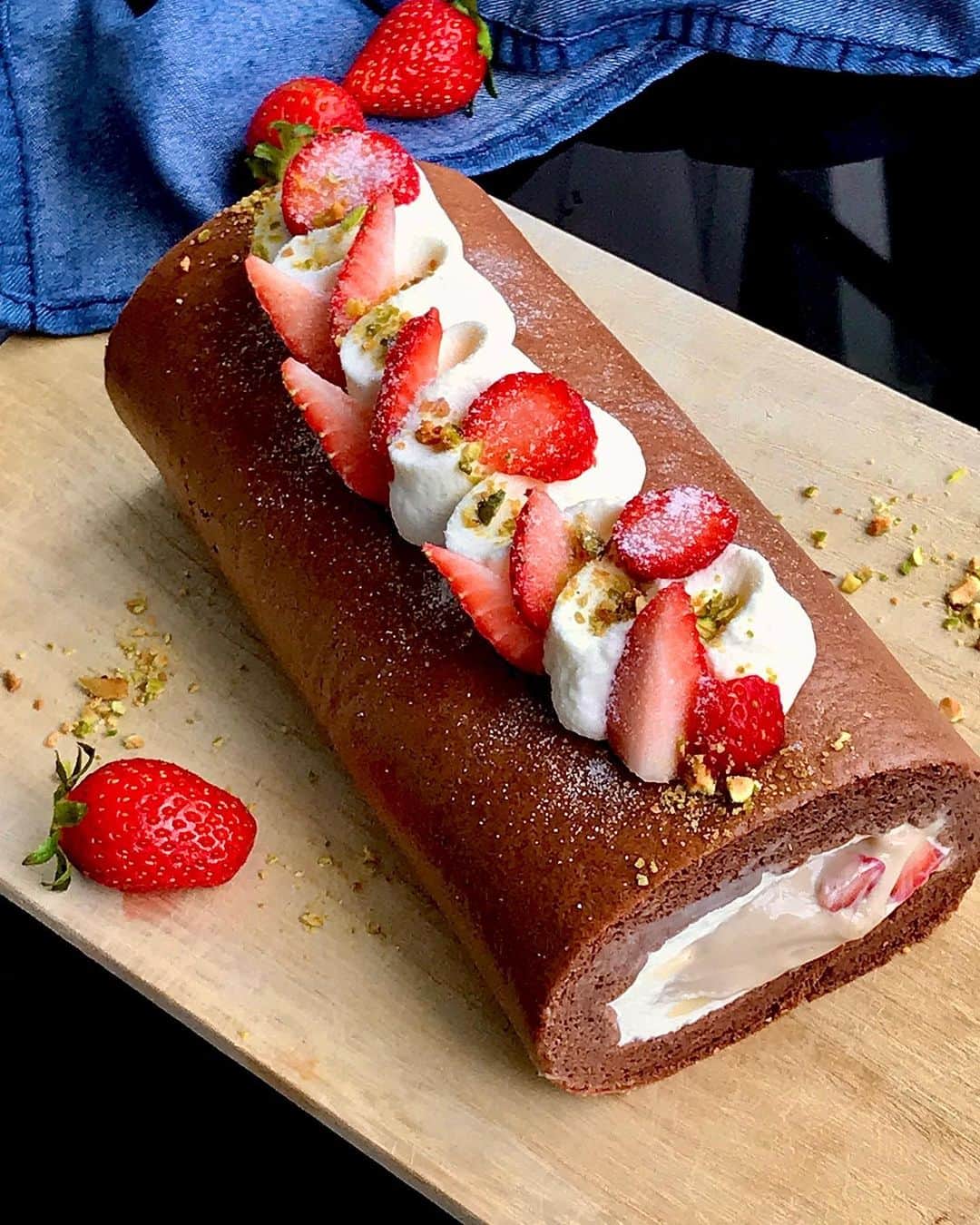 Li Tian の雑貨屋さんのインスタグラム写真 - (Li Tian の雑貨屋Instagram)「Oolong cream with strawberries in a chocolate roll 🍓 😌  really happy to churn this cake for a dear friend’s birthday back in the CB days when resources were limited. It was another one-off creation and think I’ll be able to make it better next time 😝  • • • #dairycreamkitchen #singapore #desserts #igersjp #yummy #love #sgfood #foodporn #igsg #ケーキ  #instafood #gourmet #beautifulcuisines #sgbakes #bonappetit #cafe #cake #bake #sgcakes #スイーツ #cakes #feedfeed #pastry #sgcafe #cake #homebaker #stayhomesg #homebake #ロールケーキ #oolong #strawberries」7月31日 14時13分 - dairyandcream