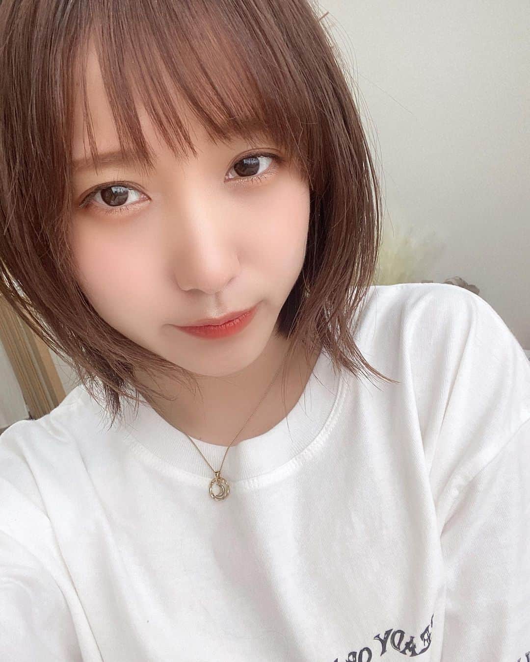 のインスタグラム：「・ ・ ・ ✂️ ・ ・ オン眉ギリギリならないぐらいに切った ・ ・ ・ メイクはオレンジメイク🍊 ・ ・ ・」