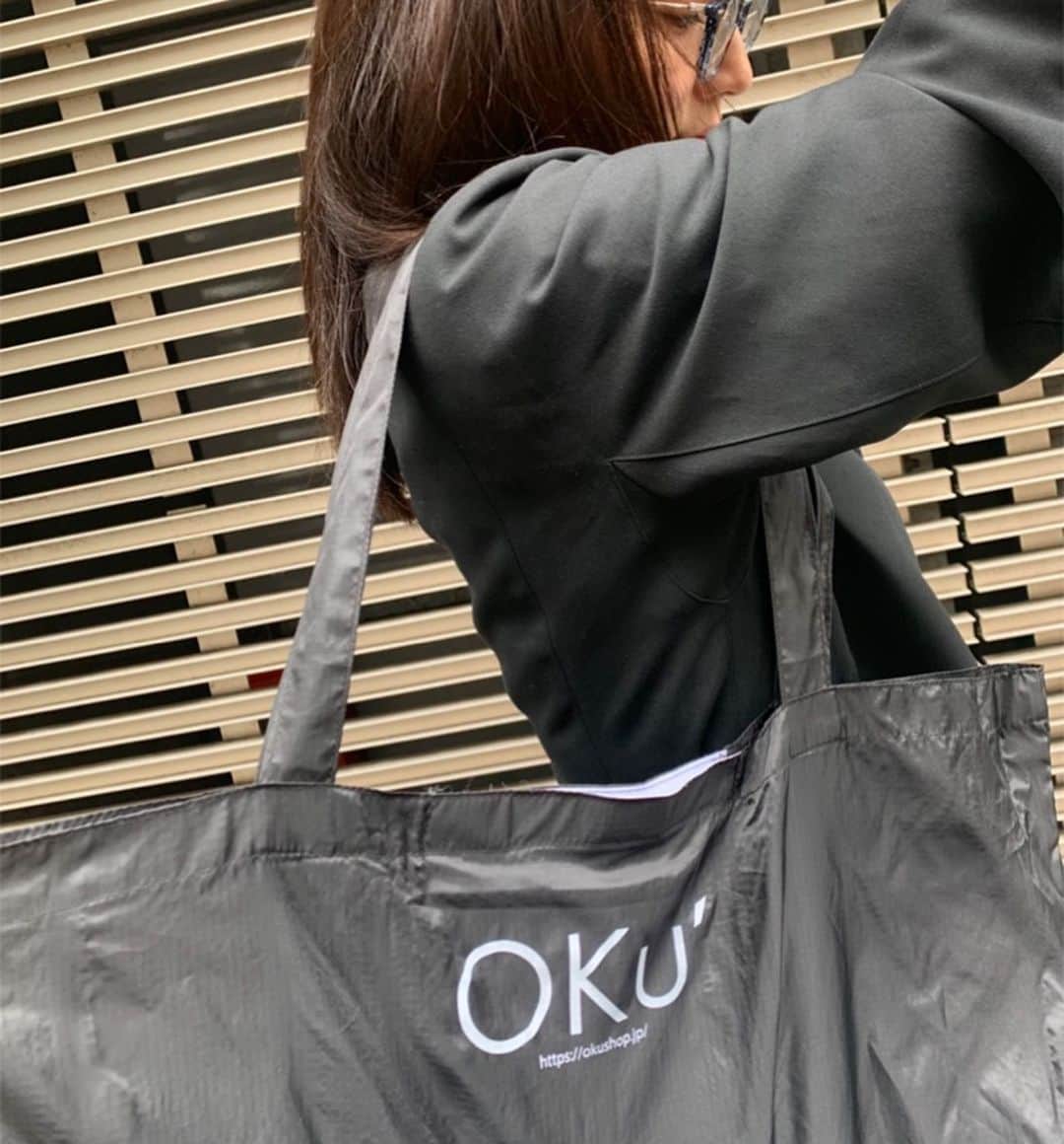 亀恭子のインスタグラム：「レジ袋有料化に伴い、 my bagを持参することにすっかり慣れてきた今日この頃。  @_oku_shop のEco bag を愛用中❤︎  「働く女性のエコバック」 BlackベースにWhiteロゴ。 この組み合わせが一番好き。  お家に朝顔とリビング用に一輪、 入れただけで可愛いくて、 足どり弾む帰り道❤︎  #ecobag #okushop #monotone #love #forthefuture #fortheearth」