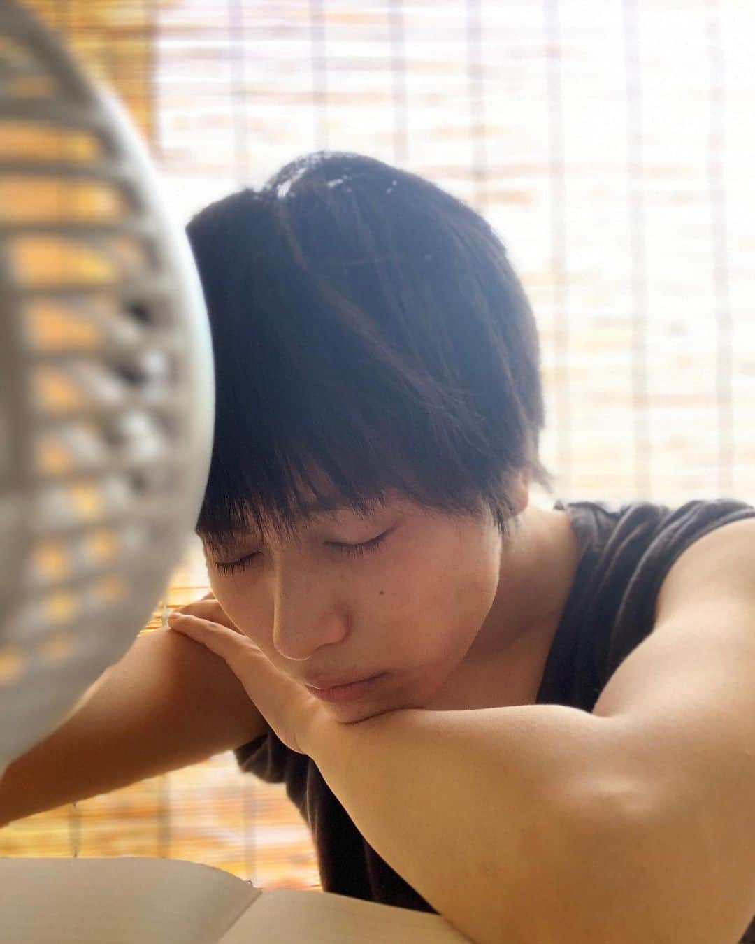 春川芽生のインスタグラム：「一通り あ"〜〜〜〜〜〜 って言った後。#風  #大声大所望期間 #物心ついてから1番カラオケ行ってない(?) #おうちでは声出してるけど  #バンド形式でイエモンとガネクロ歌える日まで #後🌻🏊‍♂️日 .  .  #ピピピ#夏#少年#夏#ポートレート#夏#涼」