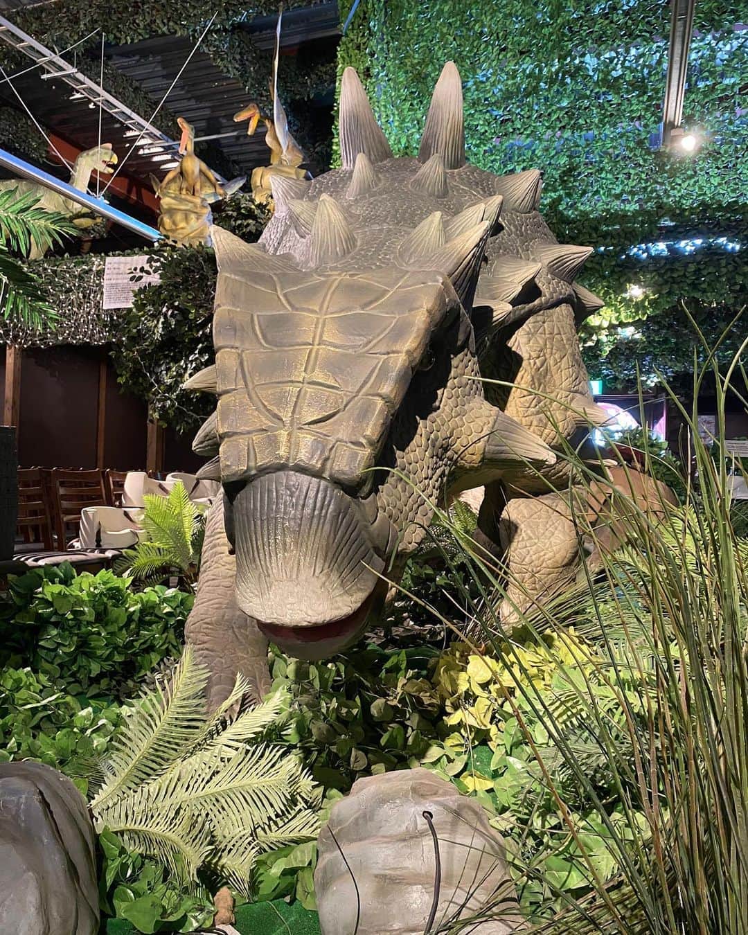 上杉香緒里のインスタグラム：「恐竜がいるレストランに来ました😁﻿ 大人も楽しめますよ😍😍﻿ ﻿ #恐竜 #恐竜レストラン」