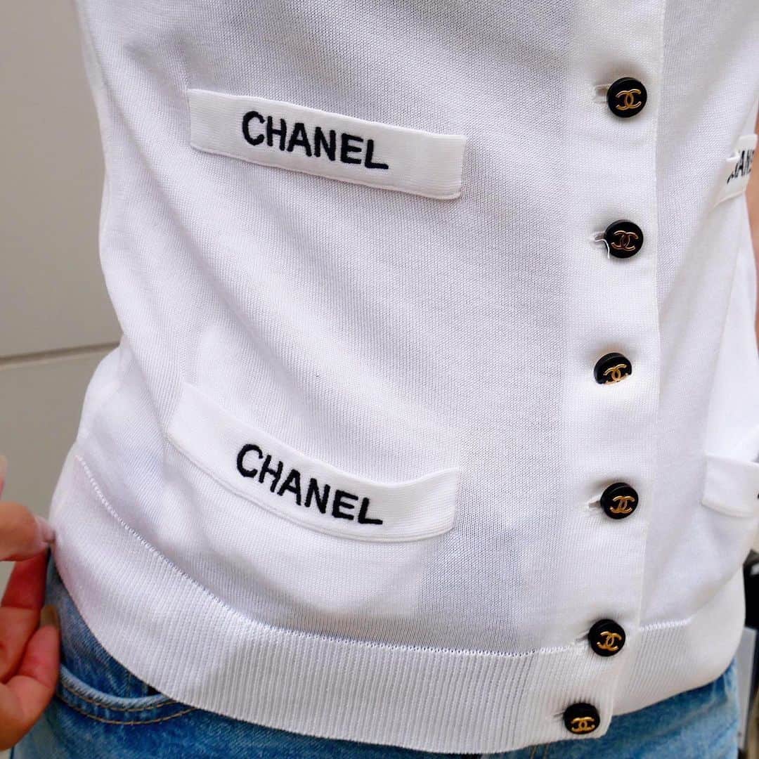 Vintage Brand Boutique AMOREさんのインスタグラム写真 - (Vintage Brand Boutique AMOREInstagram)「Vintage Chanel logo cotton cardigan. On website search for AO26784  ▶︎Free Shipping Worldwide✈️ ≫≫≫ DM for more information 📩 info@amorevintagetokyo.com #AMOREvintage #AMORETOKYO #tokyo #Omotesando #Aoyama #harajuku #vintage #vintageshop #ヴィンテージ #ヴィンテージショップ #アモーレ #アモーレトーキョー #表参道 #青山 #原宿#東京 #chanel #chanelvintage #vintagechanel #ヴィンテージ #シャネル #ヴィンテージシャネル #シャネルヴィンテージ #amorewardrobe #アモーレワードローブ」7月31日 14時22分 - amore_tokyo