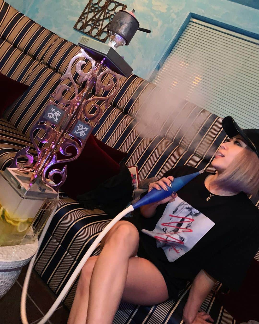 Kumiのインスタグラム：「. こうみえて、 タバコは 人生一度も咥えた事ありません🚬 . でも、シーシャって 紙タバコと同じくらい 害あるらしいね😂😂 . . . KumiT Black再販決定👀 . #シーシャ　#シーシャバー #Kumiの休日　　#バーレスク東京 #六本木」