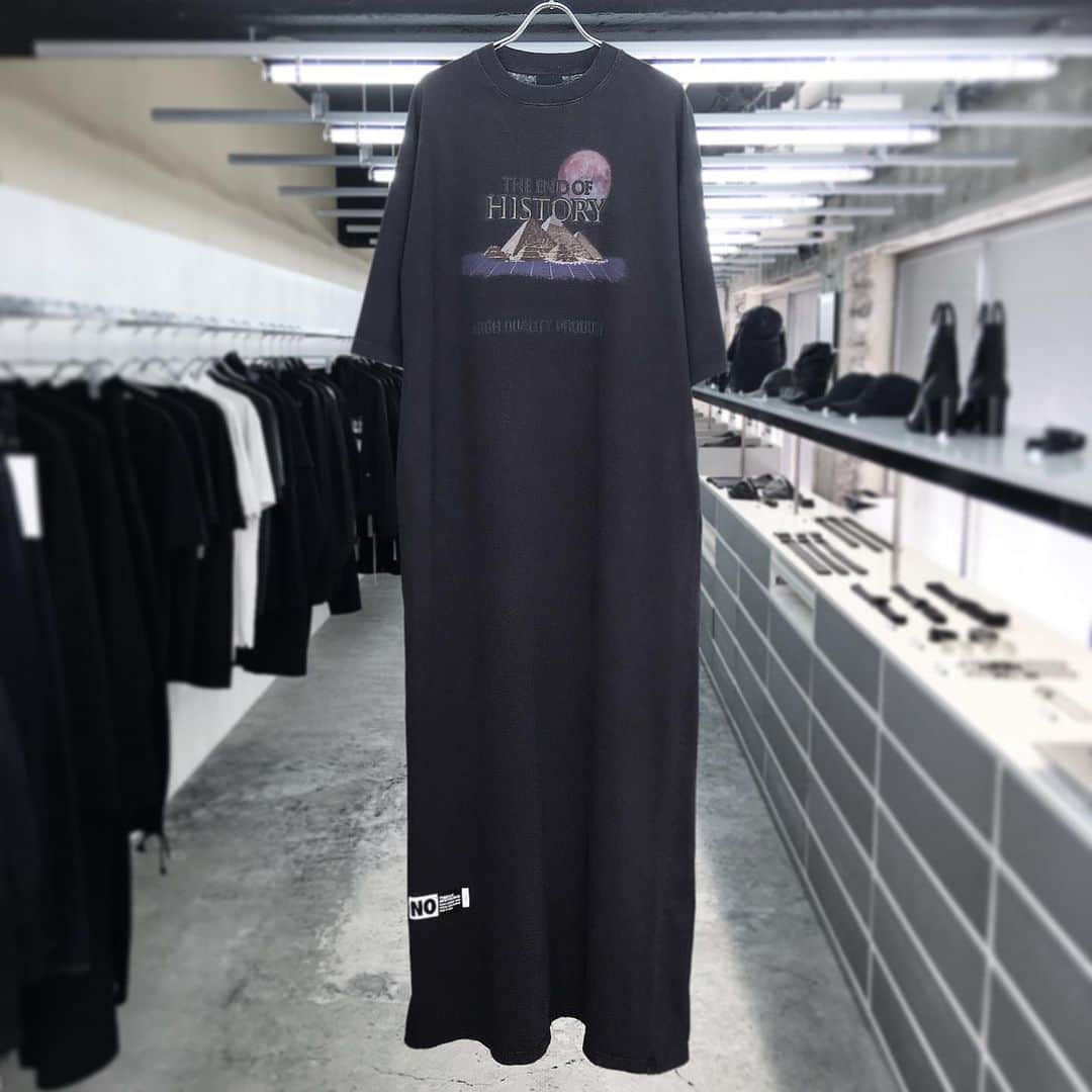 エリミネイターさんのインスタグラム写真 - (エリミネイターInstagram)「TIGRAN AVETISYAN “Maxi Long Tee” has arrived at ELIMINATOR. . 本アイテムは足元が隠れるほど着丈の長いマキシドレスのようなTシャツになります。「こんなの誰が着るの?」「あり得ないでしょ?」と鼻で笑って面白がる方も多いことでしょう。しかしTシャツはこういう形じゃなければいけないというルールはありません。様々な形のTシャツがあって良いと思います。これだけマキシ丈のTシャツというのは恐らく世の中に存在していなかったと思いますが、「別にこういうTシャツがあってもいいんじゃない?」とアンチな姿勢でイデオロギーの壁を軽く突き破ってくるのがTIGRAN AVETISYANの良さですね。今回ご紹介するグラフィックはそんなアンチな精神を掲げるTIGRANが夢で見た世界を可視化したものです。様々なヴィジュアル要素や言葉がレイヤーされ、まるでアートを読み解くようにメッセージが込められていますが、個々の解釈は自由であってよいとTIGRAN本人は言っておりましたので、ELIMINATORが独自解釈したものとして参考までに記載させて頂きます。 . " THE END OF HISTORY " " HIGH QUALITY PRODUCT " " always under construction " . 一つ一つワードを分析していきたいと思います。まずは、" THE END OF HISTORY "ですがこのワードに関してはTIGRANが8～9ヶ月以上も前にコレクションを作成しているので決して現在の世界情勢を表したものではない点はご理解ください。もっと広く深い視野での言葉のように思います。 . ピラミッド、月と思われる惑星。これらは一つの例としてアートワークに盛り込んでいます。これらは一体いつからあって誰が何のために作ったのか、、、さらに言えば、私たち人間は?地球は?どこから来たのか?深く考えていくと宇宙の存在を考える事に辿り着くのではないでしょうか。決してオカルト話ではなく現在の日常だけがこの世界の全てではないという事なのかもしれません。そして自然発生的ではなく誰かに作られた世界だという事に気付く事ができるでしょう。また、こういった例を挙げる事で皆それぞれにルーツを考えるきっかけを与え、これまでの古い考え方を終わらせる事を意図し未来に繋げる為に " THE END OF HISTORY " というワードをチョイスしたのではないでしょうか。ですのでポジティブなワードであってネガティブなものではありません。 . 次に " HIGH QUALITY PRODUCT " ですが、一見いつものTIGRANの皮肉を込めた言葉遊びかと思いきや、私達の知らない高度な文明の存在を意味しているのだとしたならば、、、そして最後に後身頃の " always under construction " =常に建設中。こちらも知らないだけであって今日もどこかで未来に向けた何かが築かれていますよという事であり、アートワークが全て繋がっていきますよね。重複しますが悲観的なものではなく、未来をどう生きるかという前向きなメッセージなのだと分析します。 . #tigranavetisyan #tigran #collaboration #exclusive #art #punk #anti #handmade #eliminator #tokyo #daikanyama #ss20 #ss20collection #20ss #mensfashion #menswear #russia #newcollection #streetfashion #streetstyle #streetwear #street #instastyle #instafashion #uk #limitededition #diy」7月31日 14時37分 - eliminator_tokyo