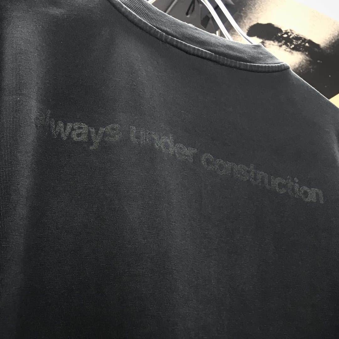 エリミネイターさんのインスタグラム写真 - (エリミネイターInstagram)「TIGRAN AVETISYAN “Maxi Long Tee” has arrived at ELIMINATOR. . 本アイテムは足元が隠れるほど着丈の長いマキシドレスのようなTシャツになります。「こんなの誰が着るの?」「あり得ないでしょ?」と鼻で笑って面白がる方も多いことでしょう。しかしTシャツはこういう形じゃなければいけないというルールはありません。様々な形のTシャツがあって良いと思います。これだけマキシ丈のTシャツというのは恐らく世の中に存在していなかったと思いますが、「別にこういうTシャツがあってもいいんじゃない?」とアンチな姿勢でイデオロギーの壁を軽く突き破ってくるのがTIGRAN AVETISYANの良さですね。今回ご紹介するグラフィックはそんなアンチな精神を掲げるTIGRANが夢で見た世界を可視化したものです。様々なヴィジュアル要素や言葉がレイヤーされ、まるでアートを読み解くようにメッセージが込められていますが、個々の解釈は自由であってよいとTIGRAN本人は言っておりましたので、ELIMINATORが独自解釈したものとして参考までに記載させて頂きます。 . " THE END OF HISTORY " " HIGH QUALITY PRODUCT " " always under construction " . 一つ一つワードを分析していきたいと思います。まずは、" THE END OF HISTORY "ですがこのワードに関してはTIGRANが8～9ヶ月以上も前にコレクションを作成しているので決して現在の世界情勢を表したものではない点はご理解ください。もっと広く深い視野での言葉のように思います。 . ピラミッド、月と思われる惑星。これらは一つの例としてアートワークに盛り込んでいます。これらは一体いつからあって誰が何のために作ったのか、、、さらに言えば、私たち人間は?地球は?どこから来たのか?深く考えていくと宇宙の存在を考える事に辿り着くのではないでしょうか。決してオカルト話ではなく現在の日常だけがこの世界の全てではないという事なのかもしれません。そして自然発生的ではなく誰かに作られた世界だという事に気付く事ができるでしょう。また、こういった例を挙げる事で皆それぞれにルーツを考えるきっかけを与え、これまでの古い考え方を終わらせる事を意図し未来に繋げる為に " THE END OF HISTORY " というワードをチョイスしたのではないでしょうか。ですのでポジティブなワードであってネガティブなものではありません。 . 次に " HIGH QUALITY PRODUCT " ですが、一見いつものTIGRANの皮肉を込めた言葉遊びかと思いきや、私達の知らない高度な文明の存在を意味しているのだとしたならば、、、そして最後に後身頃の " always under construction " =常に建設中。こちらも知らないだけであって今日もどこかで未来に向けた何かが築かれていますよという事であり、アートワークが全て繋がっていきますよね。重複しますが悲観的なものではなく、未来をどう生きるかという前向きなメッセージなのだと分析します。 . #tigranavetisyan #tigran #collaboration #exclusive #art #punk #anti #handmade #eliminator #tokyo #daikanyama #ss20 #ss20collection #20ss #mensfashion #menswear #russia #newcollection #streetfashion #streetstyle #streetwear #street #instastyle #instafashion #uk #limitededition #diy」7月31日 14時37分 - eliminator_tokyo
