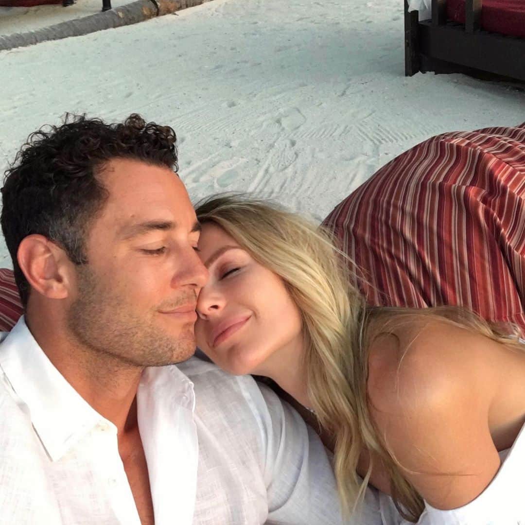 ジェニファー・ホーキンスのインスタグラム：「Happy place. Can’t wait to return with our little plus one! 🌴❤️ (once COVID-19 disappears from all of our lives, soonish!)   @jbronze__」