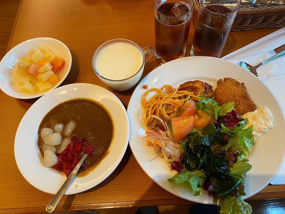 クロちゃんさんのインスタグラム写真 - (クロちゃんInstagram)「お昼ご飯  カレーのルーと野菜、冷製スープ、フルーツポンチ。  美味しく、エレガントに。」7月31日 14時48分 - kurochandesuwawa