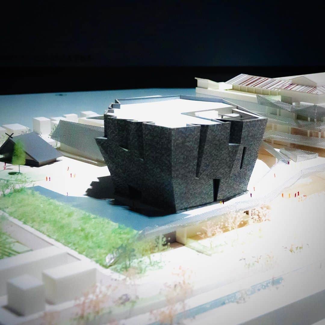 林信行さんのインスタグラム写真 - (林信行Instagram)「東所沢に、奇岩現る #角川武蔵野ミュージアム がいよいよ明日8月1日にオープンします。 #KadokawaMusashinoMuseum opens on August 1, 2020 First exhibition: #KengoKuma 東所沢に移転した角川の新本社が置かれたところざわサクラタウン。 そこに地面の殻を破って突き出てきたような巨大な岩の塊。 ２万枚の花崗岩を貼り合わせ68個の三角形の頂点が上向きに揃えた偉業が、圧倒的な存在感を放っている。 一見みただけでは、中に人が入れることも、何階建てなのかもわからな建造物 中は５階建てで、角川が貫いてきたメディアミックスを体験できる文化施設となっている。 目玉は１階にある美術館のGrand Galleryと、同施設の館長、松岡正剛さんが監修し11月にオープン予定の「本棚シアター」（これも隈研吾の設計）。 １階グランドギャラリーはオリンピック開幕にあわせて隈研吾展と４階に「荒俣ワンダー秘宝館」をオープン予定の荒俣宏さんの展覧会を行ない、世界から集まった客人に見せる予定だったが、COVID-19のパンデミックの影響を受け、同じ空間を広く使って隈研吾展「大地とつながるアート空間の誕生ー石と木の超建築」一本に絞って開催（〜10/15）。 　その入り口には「（同ミュージアムが）私の代表作になるだろう」という隈氏の言葉が書かれている。 　展覧会のターゲットも、地域住民をターゲットに再構成した。キャプション（通常、作品横にある説明書き）も壁に大きな文字で壁にプリントし、離れても読めるように構成したという。 　ミュージアムの横には武蔵野に坐ます＜令うるわしき和やまと＝COOL JAPAN＞の社、「武蔵野坐令和神社」が佇む（こちらも隈研吾がデザイン）。  ミュージアムの開館は明日８月１日だが、ところざわサクラタウン全体のオープンは11月で、その頃にはeスポーツにも使える巨大な多目的ホールなどを備えたJapan Pavillionや飲食、EJアニメホテルなどもオープンするという。  なお、ミュージアム内のサイン（やところざわサクラタウンの一部の案内）は、柿木原政広氏が率いる10 incが手掛けている。」7月31日 14時49分 - nobihaya