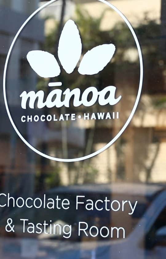 マヤ アリーナのインスタグラム：「「サポート・ローカル・ハワイ」第3エピソードは Mānoa Chocolate(マノアチョコレート)!! 昔マヤがマノアチョコレートで働いてたこと知ってた？最近はチョコレート工場も大きくなって、新しいフレーバーもいっぱい! 「ビーントゥバー」って聞いた事ある？是非ビデオ見て色々クラフトチョコレートのことを学んでね！  日本にいる皆さんもオンラインで注文できるよ😬 www.manoachocolate.com の日本語のページからかwww.manoachocolate.jp からオーダーできるよ。マノアチョコレートを食べたことある人いるかな？ハワイに来た時はぜひ立ち寄ってみてね✌️  Support Local: Hawaii episode 3 is all about chocolate! Check out my favorite bean to bar factory here on island. Don’t forget to order some goodies online! Thank you for #supportinglocal 🤙🏼  Special thanks to Dylan and Tamara Butterbaugh @manoachocolate 🍫  ※ サブタイトルに間違えがあります」