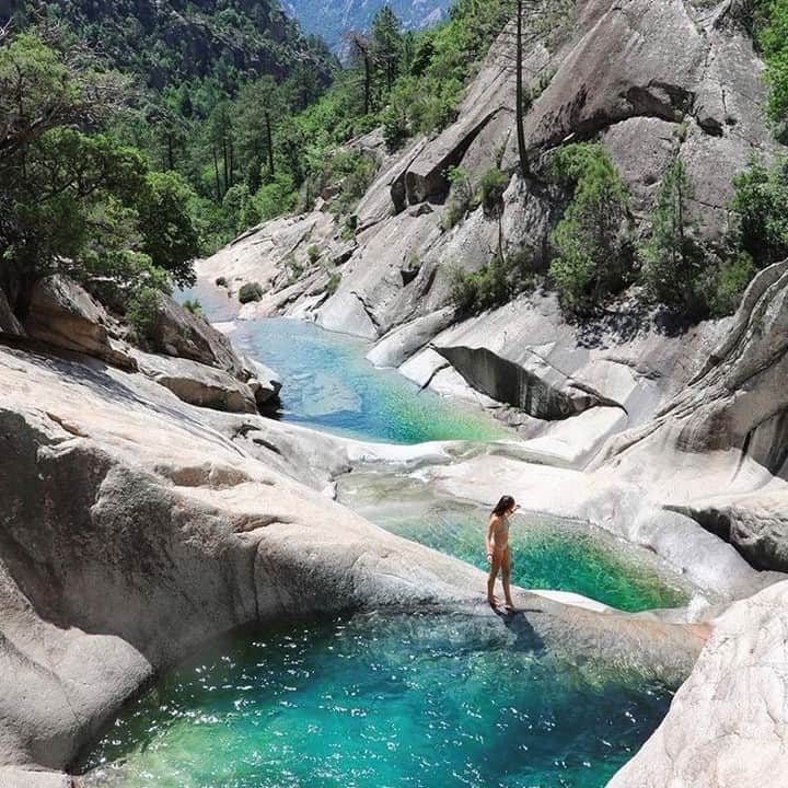 Melvita Officialのインスタグラム：「Mettez un 💙 en commentaire et partagez-nous la destination vers laquelle vous voudriez vous évader ; faites-nous rêver...💭  Merci à @leadorablee pour cette magnifique photo qui donne envie de voyager🌎  #Melvita #holidays #evasion #voyage #destinationdereve #enviedailleurs #bio #France」