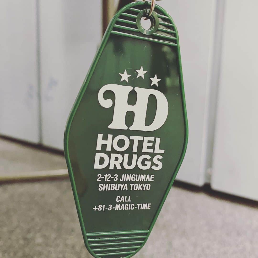 イナチ のインスタグラム：「. 차사면 달아야지 ㅋㅋ  NOW AT VELVETTRUNK  KEY HOLDER  #BEDWINTHEHEARTBREAKERS」