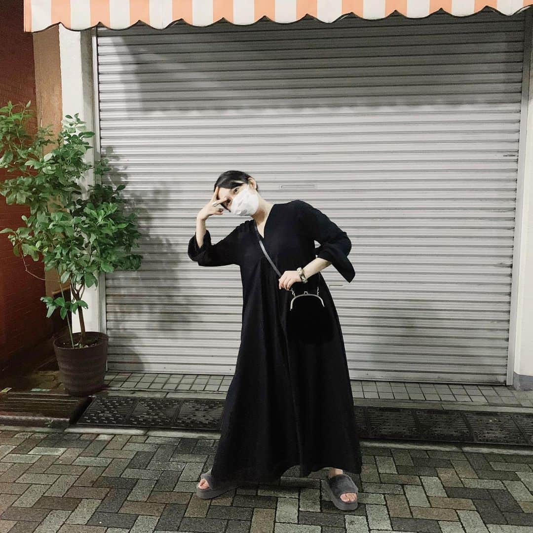 小川暖奈のインスタグラム：「YouTubeチャンネル〝渦〟の企画で、3週間走る（or歩く）ことになったので、毎日いつも以上に歩いてます！ この日、歩くためだけに大好きなブランドのワンピースおろしました！おろしたてのワンピース汗だくなりました！  そしてUGGのサンダル（二足目）が、相変わらず履き心地良すぎます、、👡🧚🏻‍♀️」