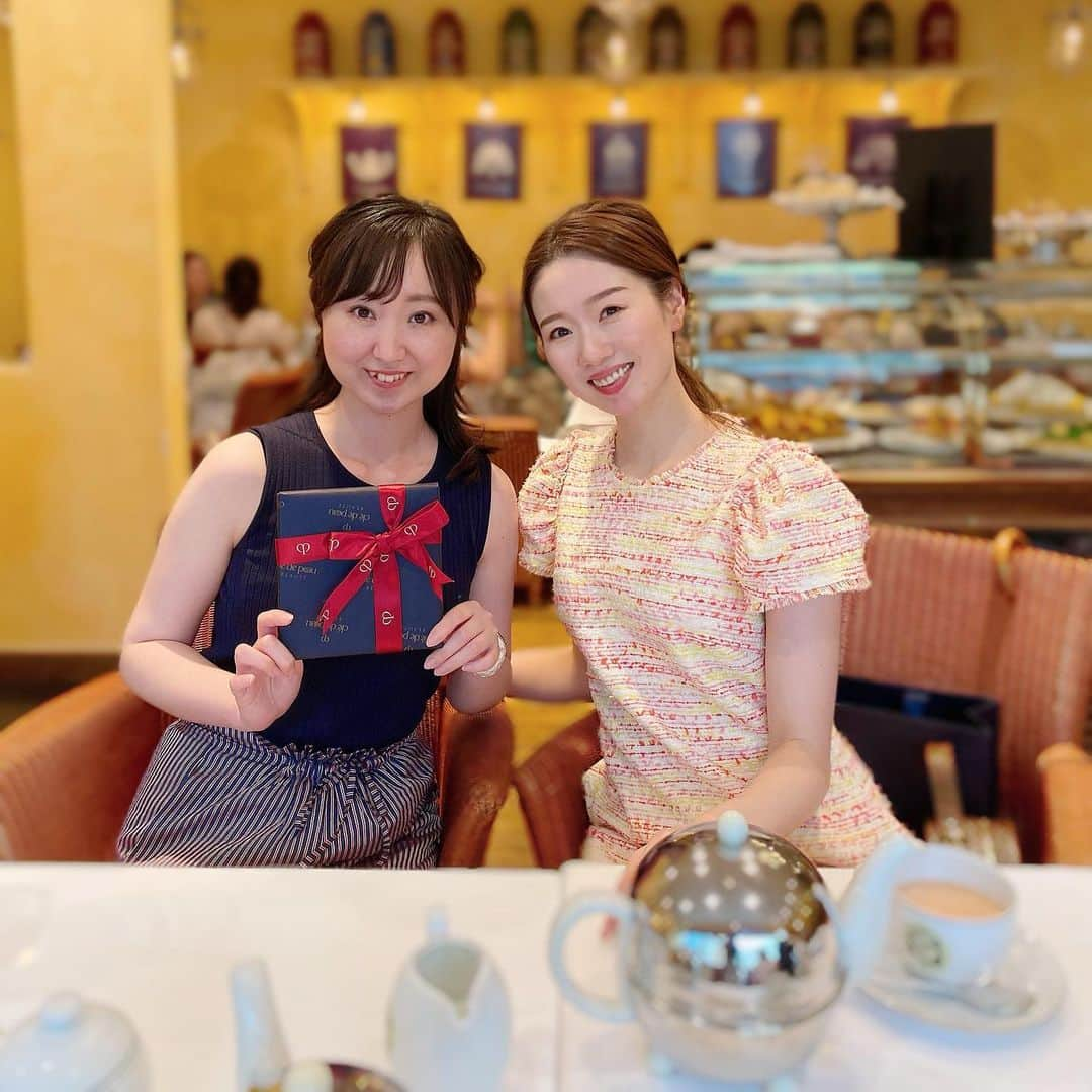 寿春花果さんのインスタグラム写真 - (寿春花果Instagram)「数日前♡ 関西のスタッフと会えた♡こうしてリアルで会えるのはまた難しくなりそうだから奇跡の1枚になった✨ . そして、今、感動してます🥺 この時話したこと、伝えたこと、相談したこと、相談にのったことを、すでに自ら動いてくれて考えてくれて、形にしようとしてくれていることの連絡がたった今あり感動しましたぁ🥺 . スタッフの意識もどんどん変わってきてる⭐︎嬉しいです。みんな控えめな女の子♡だけどハートは熱くね💪🏻💕 .」7月31日 15時13分 - hanaka_yu