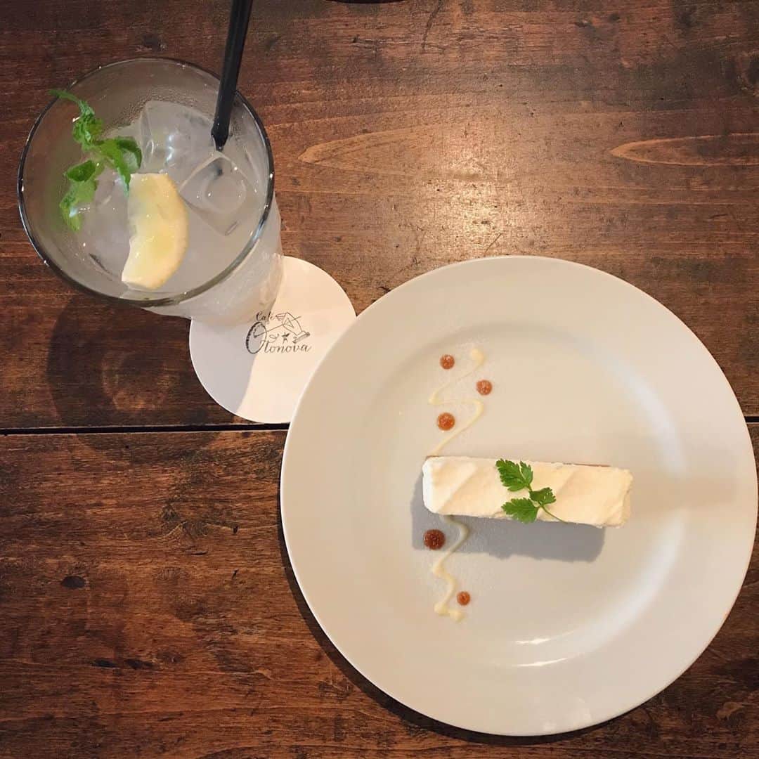 Yun chiのインスタグラム：「レアチーズケーキ🧀 自家製ジンジャーレモンスカッシュ🍋 . . café Otonova( @cafe_otonova )さんが７周年だったそうで、ちょっと前にお友達と行ってきた👏✨ . . ケーキかわいい〜🧁 今度は夜ご飯も食べたいなぁ🍽 少しずつ友達に会えることの喜び😌🌱 . . #Tokyocafe#カフェスタグラム#浅草カフェ#レアチーズケーキ#落ち着くカフェ#お洒落カフェ#おいしいケーキ#レモンスカッシュ」