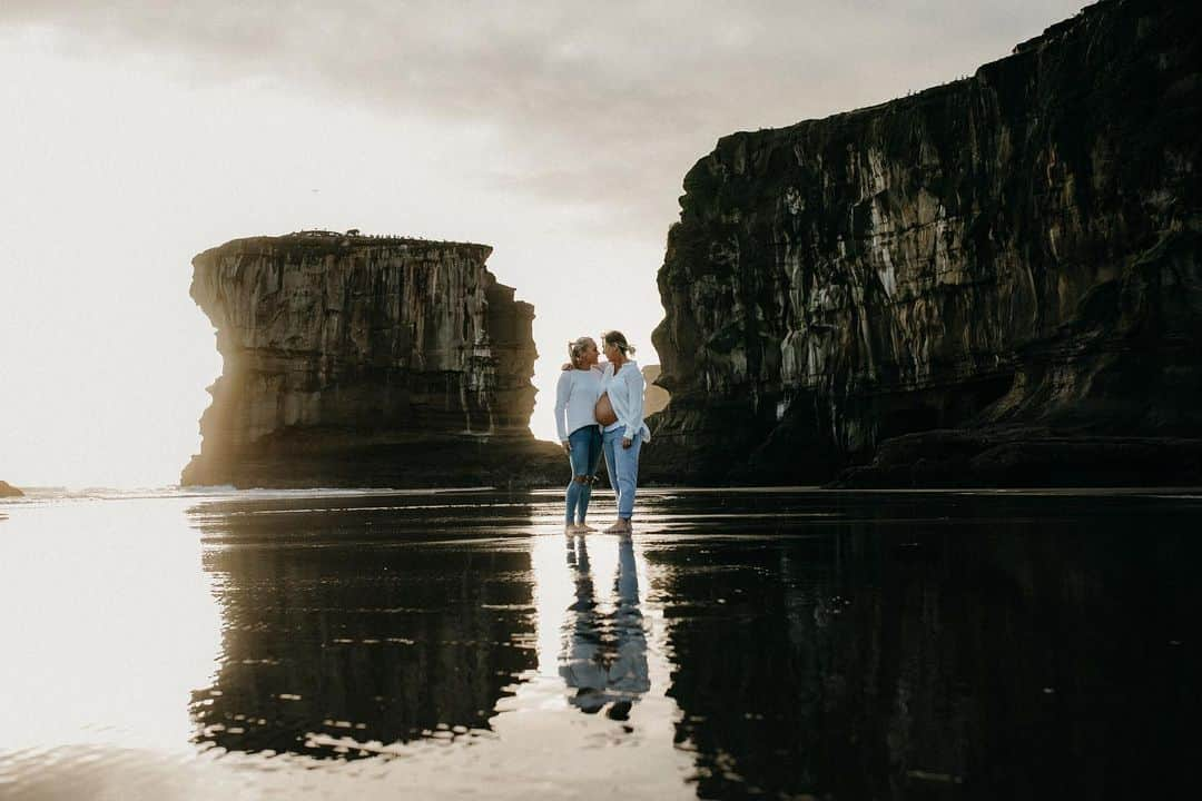 タメカ・バットさんのインスタグラム写真 - (タメカ・バットInstagram)「Couldn’t resist capturing this special moment in our lives 📷 🌄 #babybump #mamastobe #beach #NZ」7月31日 15時20分 - tamekayallop