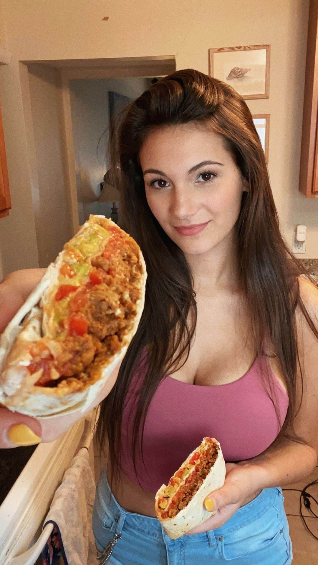 Alexia Rayeのインスタグラム：「first cooking video *~* I'm so excited to share more recipes I've been working on & hope you enjoy!!  Recipe: Taco Seasoning: 1 tbsp chili powder 1/4 tsp garlic powder 1/4 tsp onion powder 1/4 tsp red pepper flakes 1/4 tsp organo 1/2 tsp paprika 1 1/2 tsp cumin salt & pepper to taste  Crunchwrap: beef* 1 tomato 1/2 bell pepper 1/4 avocado sour cream* pepper jack cheese* 2 tortillas (add anything else you love in a taco! I would add jalapeños, lettuce, onions, and salsa but i’m out 🥴)  Instructions 1.Heat the beef in a pan over medium heat for a few minutes with 1 tbsp of the taco seasoning (don't use the entire batch unless you're cooking a lot) and a dash of water to minimize oil use.  2. Layer fillings on center of tortilla.  3. Fold tortilla inwards as shown in video. 4. Air fry for 6 min at 370F or bake in oven for 5-8 min at 325F.  * indicates mock meat/dairy as I can't eat these - but use what you want :)」