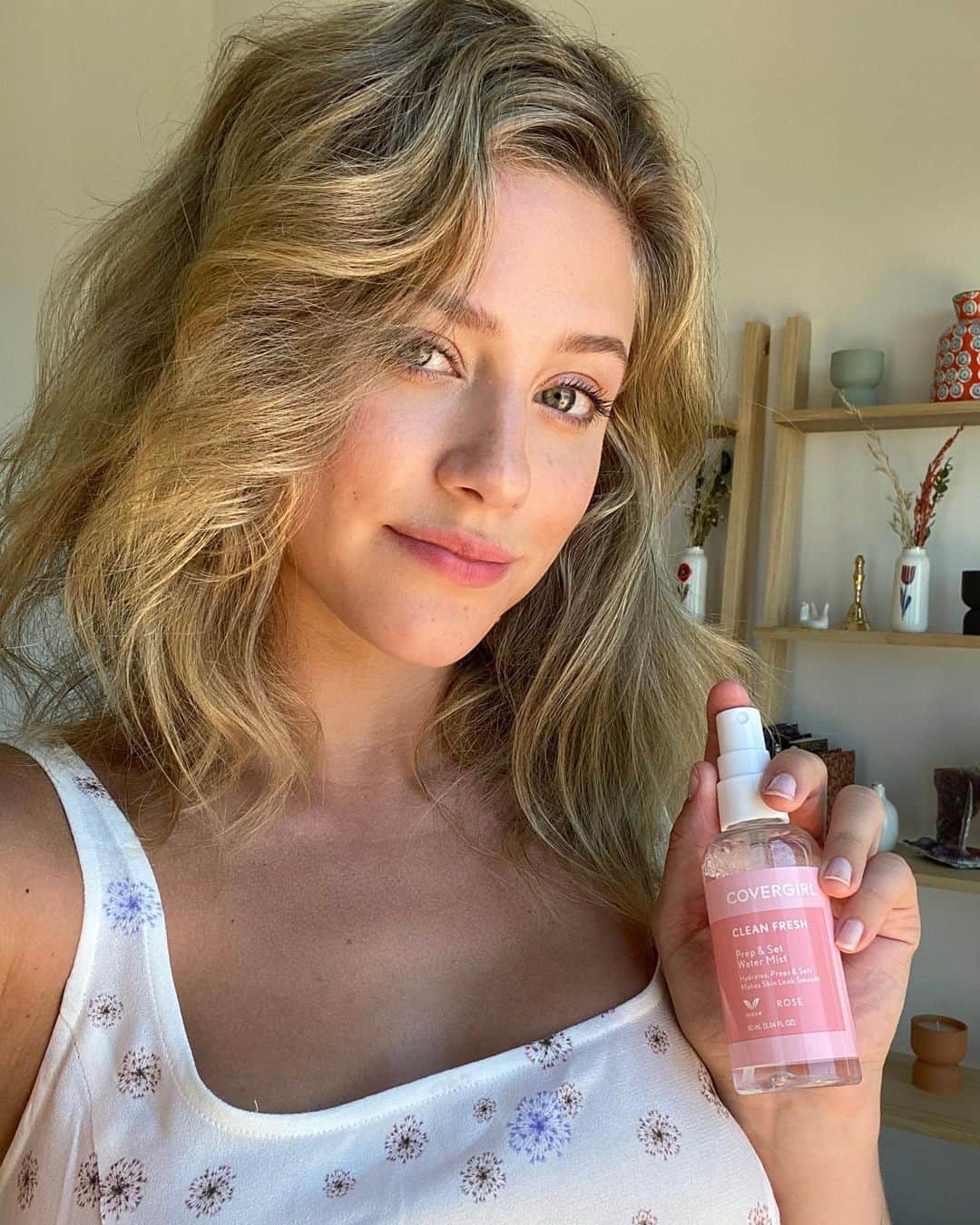 リリ・ラインハルトのインスタグラム：「We love a nice rose scented face mist for the summertime ☀️ @covergirl」