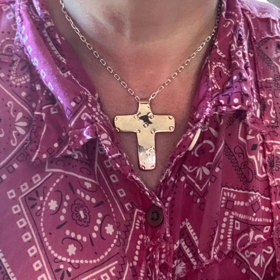 キャサリン ミッシェルさんのインスタグラム写真 - (キャサリン ミッシェルInstagram)「I am so stoked with our new high polish bronze pieces that I had to try one on ! Here is the Padres Cross for your consideration worn with one of my favorite @magnoliapearl shirt I found @lamuse #scuplture #craftmanship #artisan #artist #bronze #studio #cross #croix #croce #bandana #jewelryasmedecinecm」7月31日 6時37分 - catherinemichiels