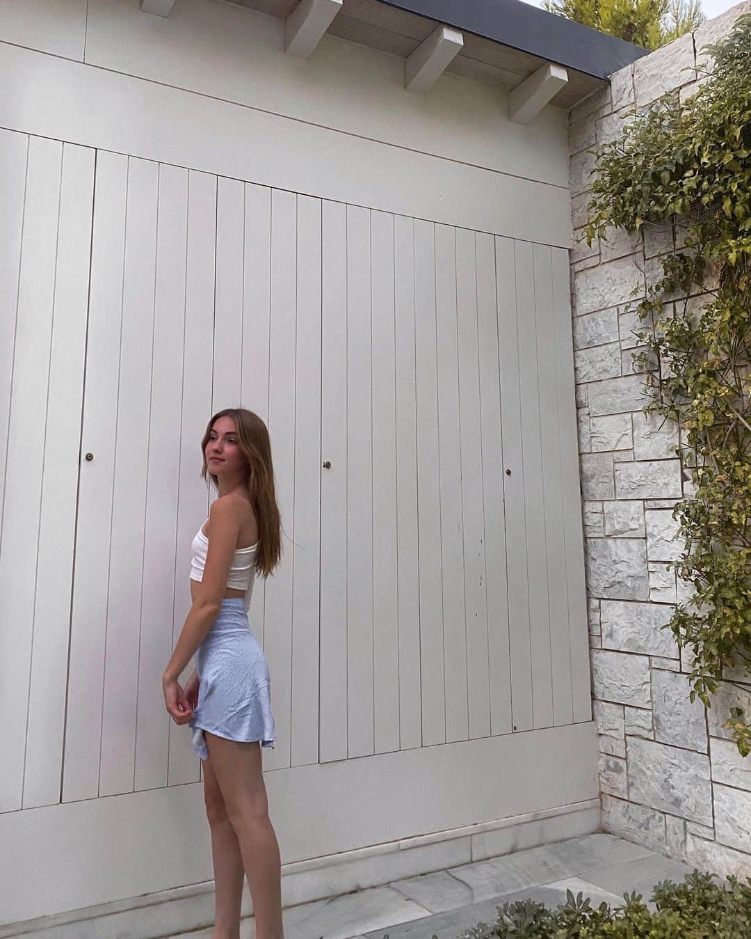 ローレン・オーランドのインスタグラム：「desperately trying to get a tan」