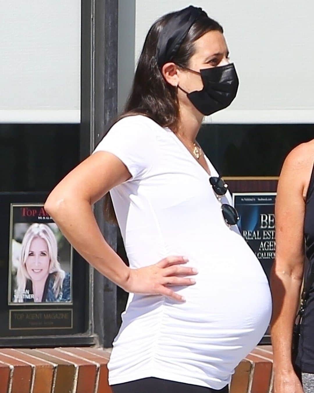 Just Jaredさんのインスタグラム写真 - (Just JaredInstagram)「@leamichele’s growing baby bump is on display during a Thursday morning walk with her mom Edith #LeaMichele Photos: Backgrid」7月31日 6時59分 - justjared