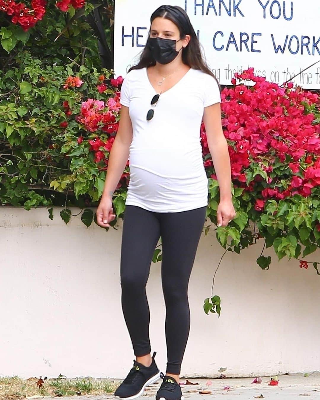 Just Jaredさんのインスタグラム写真 - (Just JaredInstagram)「@leamichele’s growing baby bump is on display during a Thursday morning walk with her mom Edith #LeaMichele Photos: Backgrid」7月31日 6時59分 - justjared