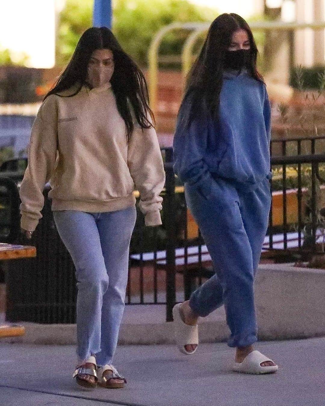 Just Jaredさんのインスタグラム写真 - (Just JaredInstagram)「Another day, another sighting of Kourtney Kardashian and TikTok star Addison Rae out for dinner! They went to Taverna Tony in Malibu on Wednesday. Tap this photo at the LINK IN BIO to find out how they became friends. #KourtneyKardashian #AddisonRae Photos: Backgrid」7月31日 6時55分 - justjared