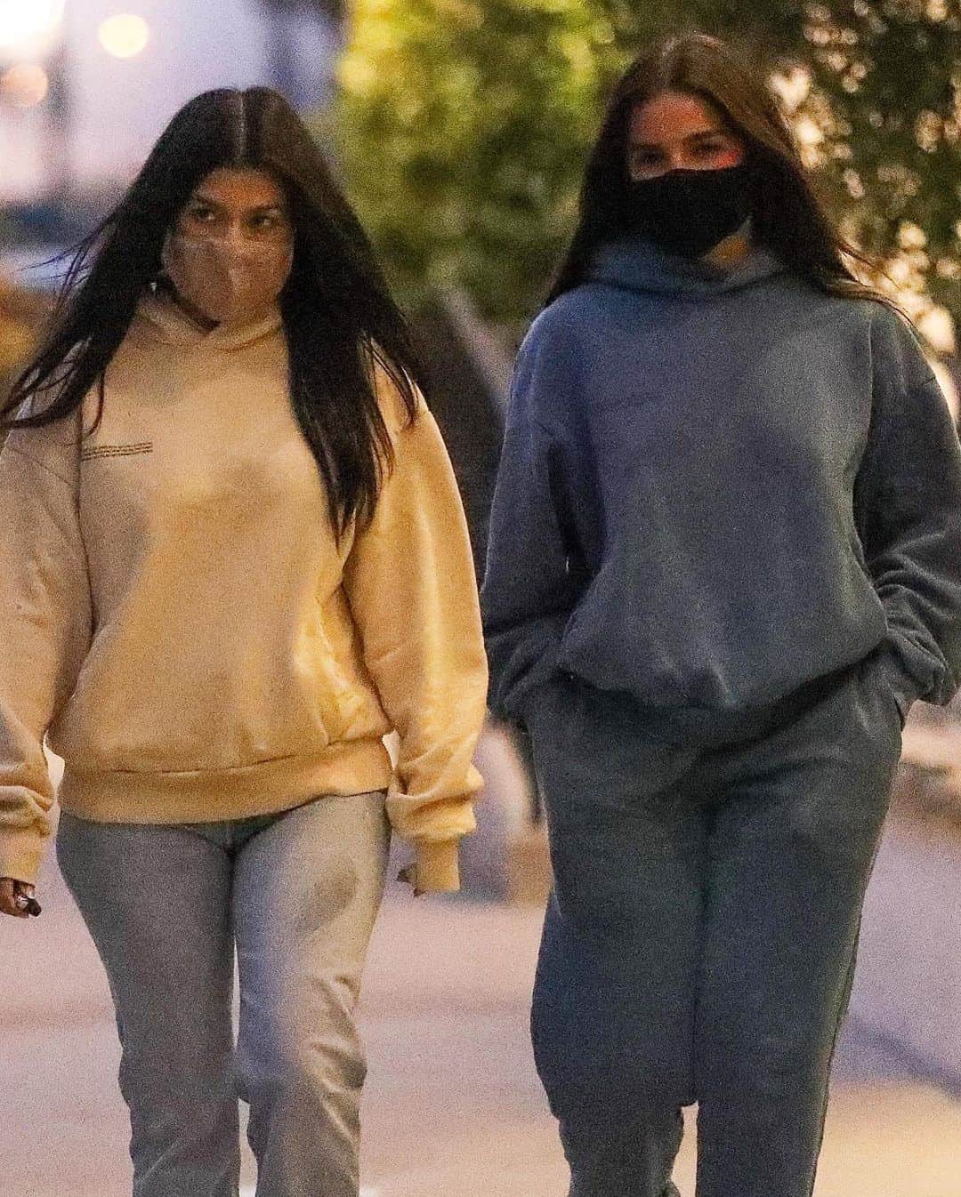 Just Jaredさんのインスタグラム写真 - (Just JaredInstagram)「Another day, another sighting of Kourtney Kardashian and TikTok star Addison Rae out for dinner! They went to Taverna Tony in Malibu on Wednesday. Tap this photo at the LINK IN BIO to find out how they became friends. #KourtneyKardashian #AddisonRae Photos: Backgrid」7月31日 6時55分 - justjared