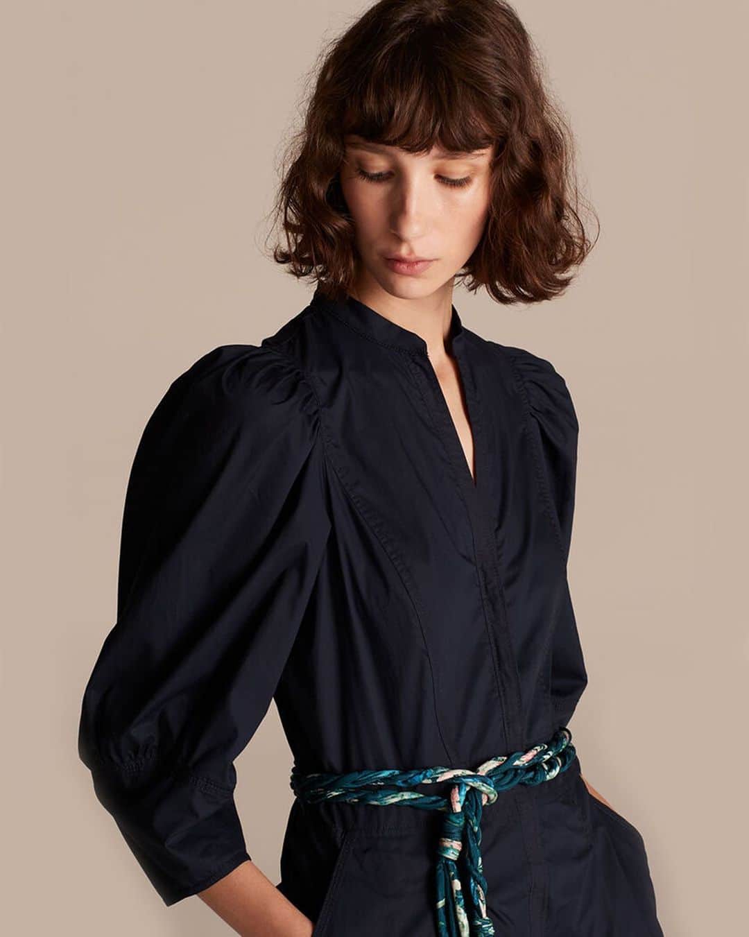 レベッカテイラーのインスタグラム：「Crisp poplin and structured sleeves.」