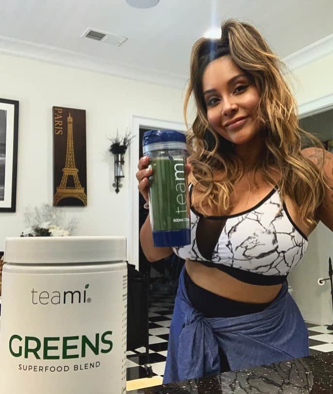 ニコール・ ポリッツィのインスタグラム：「The nuggets and i were talking about the importance of veggies🥦the other day and that's when i realized i wasn't getting enough myself😩#teamipartner I don't always have time to eat healthy with my busy mom schedule, so i looked into how i can add more GREENS🥦 into my diet while on the go... I found @teamiblends and instantly fell in love with their superfood powder💁🏽‍♀️It's 16 superfoods in one scoop, so easy and perfect for me, especially because I’m already obsessed with matcha!💚 I wanted to share with all of you because i thought i can't be alone in this and us MAWMA'S have to stick together!🤞🏽You can use SNOOKI for 20% off yours too!! #thankyouteami #fitmawma #ad」