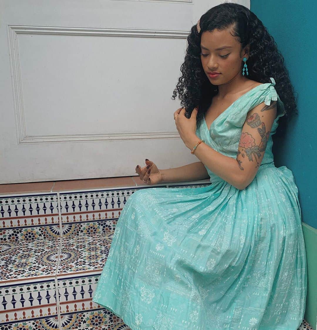 ティファニー・キャデラックのインスタグラム：「Cinderella who?  #vintagestylenotvintagevalues #1950sdress #1950sfashion #vintageplasticjewelry #truevintageootd #sustainablyvintage #vintagestyle #vintageisthewaytomyheart」