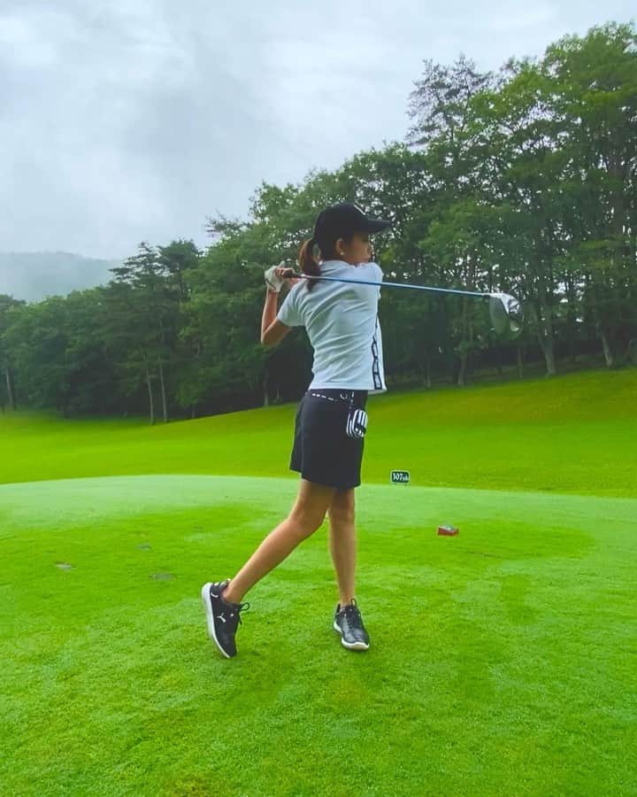 のインスタグラム：「. 自己流準備運動🏌️‍♀️ . 始まる前に体は動かしておかないとですね❣️特に肩まわり！ . みんなもこんなかんじかな？ . . . #ゴルフ#golf#⛳️#ゴルフ女子#ゴルフ好き#ゴルフウエア#ゴルフコーデ#ゴルフスイング#골프 #골프웨어 #골프스윙 #여행 #해외여행 #골프스타그램 #골프중독 #와인 #소주 #좋은시간  #準備運動#ストレッチ#ルーティン」