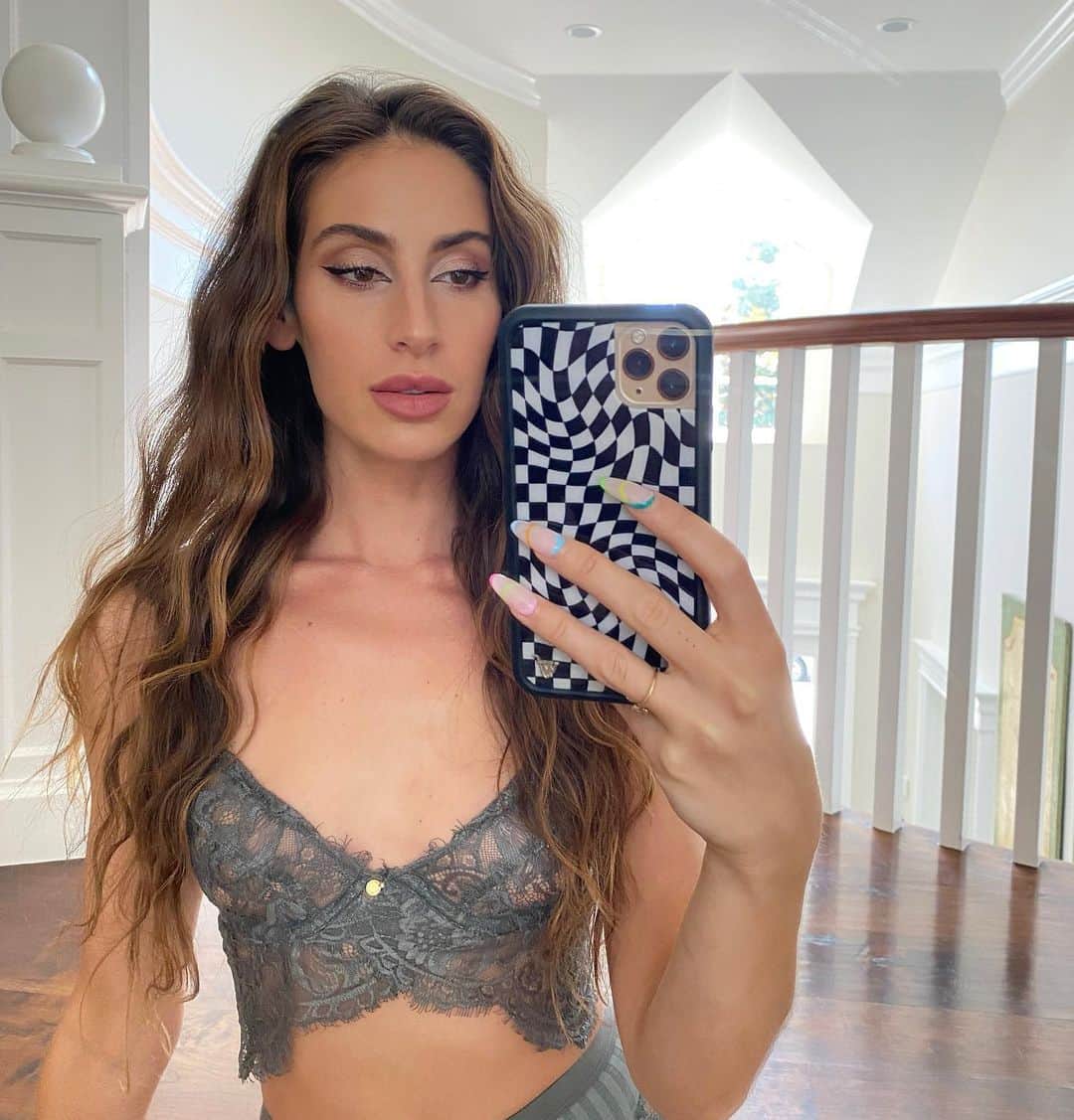 Kaylee Ricciardiのインスタグラム：「Attempted to do my hair today for the first time this whole year 👍🏼 @gooseberryintimates  #nofilter #whichonesyourfavorite」