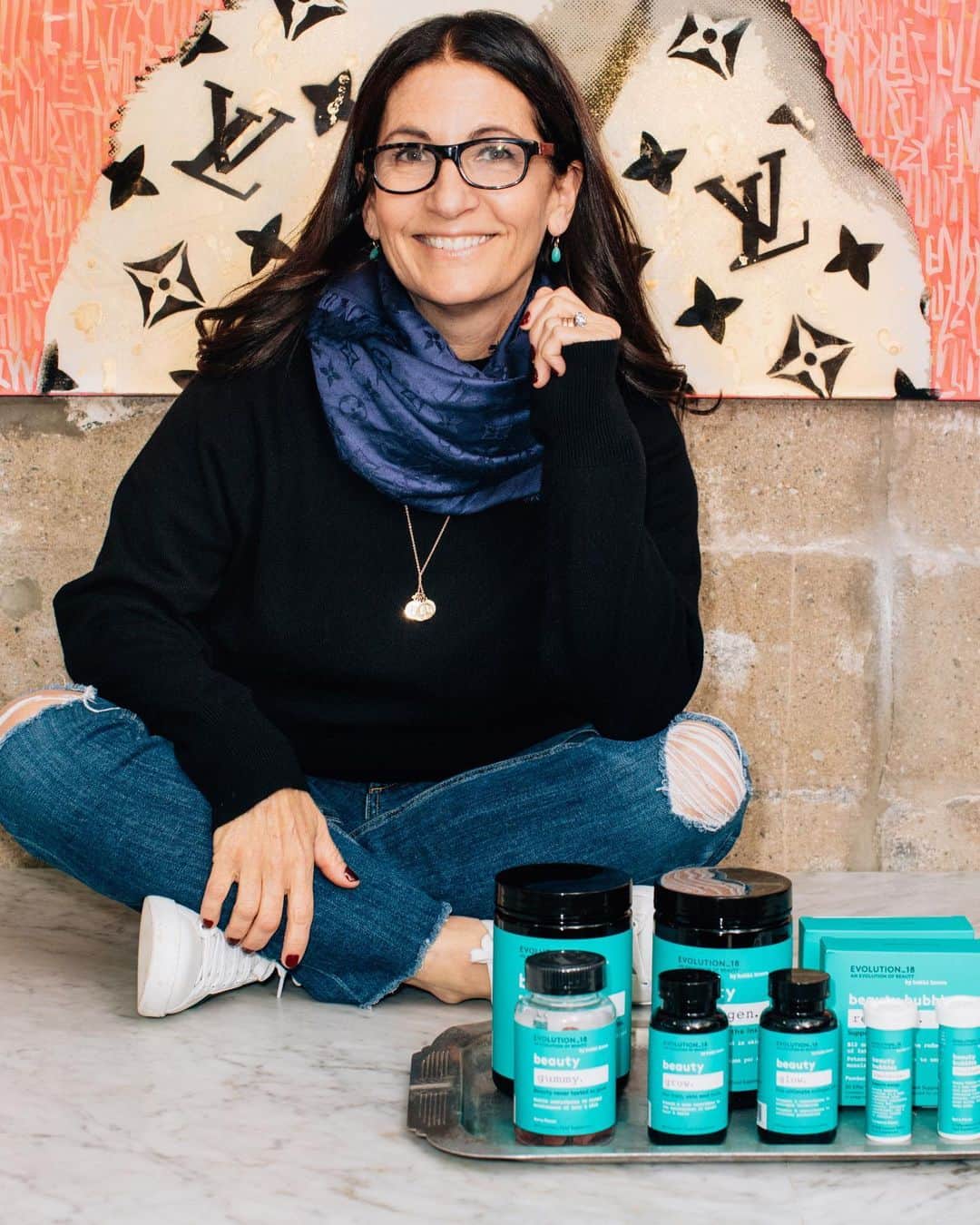 ボビー・ブラウンさんのインスタグラム写真 - (ボビー・ブラウンInstagram)「I can’t believe it’s been a little over 2 years since I launched @evolution_18 a wellness supplement brand. Anyone that knows me knows I am health obsessed and always believe the better you eat, the better you look and feel. I even went to @nutritionschool and am now a certified health coach — and taking a continuing gut course. I’ve been on a mission to educate my audience on the merits of good food and a healthy lifestyle while still enjoying the pleasures of eating with friends and loved ones. Personally, I’ve had my own struggles with gut issues and know a lot of you have too. I’m also incredibly curious and willing to experiment with what works. Check out @evolution_18 to find healthy clean ingredients that helps with many common issues. And as a foodie, they also taste so good. #healthyjourney #evolution18」7月31日 7時34分 - justbobbidotcom