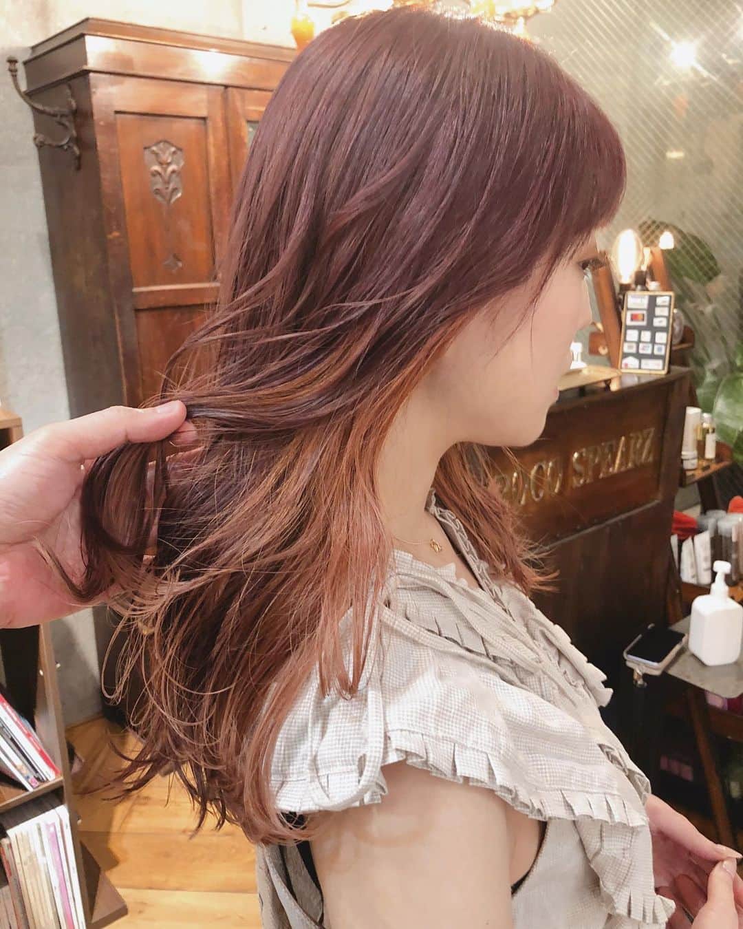 斉藤潤一のインスタグラム：「ピンクブラウンにサーモンピンクの インナーカラー！暖色系合わせも可愛い❤️ 忙しく撮影できないからお客様に撮らせて頂いて載せる日々がやっと！  #インナーカラー  スタイリスト　#斉藤潤一  #バレイヤージュ  明るいカラーが好きな方は是非 . 〒150-0041 東京都渋谷区神南 ご予約はこちらへ ☞☞ TEL ☏﻿ ﻿03-3462-2093 web  roco@1cs.jp 渋谷 美容室 #rocospearz . 〒150-0041 東京都渋谷区神南1-14-9 第7FMGビルB1F . . ご予約はこちらへ ☞☞ TEL ☏﻿ ﻿03-3462-2093 web  roco@1cs.jp . ★平日  open  11:30-22:30 ★土日祝  open  11:00-21:30  #渋谷#東京#oggiotto#新宿#新宿美容室#ヘアアレンジ #外国人風#バレイヤージュ #hair#渋谷美容室 #インナーカラー#オシャレ #ダブルカラー#外国人風カラー#ショートヘア #ヘアアレンジ #ケアブリーチ  #ラベンダーアッシュ #newcolor # #tokyo #shibuya #hair #ボブスタイル #モデル#バレイヤージュカラー #バレイヤージュグラデーション」