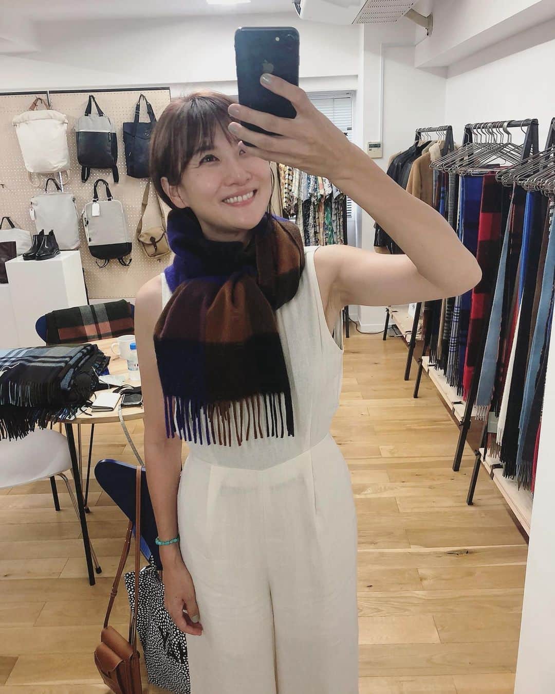 藤崎奈々子さんのインスタグラム写真 - (藤崎奈々子Instagram)「冬が嫌いな私の冬の楽しみの一つ @joshuaelliscashmere の ストール選び🧣 毎年一つずつ集めて、包まって冬を乗り越えてます😅 ・ 今年も迷いに迷い やーっと選んだけど、お店で見かけたらまた買い足してしまいそうなくらい色々可愛かった♡ ・ さて、私はどのストールを選んだでしょう？😆 ・ #ジョシュアエリス#ストール#カシミヤストール#ぬくぬく#Joshua Ellis」7月31日 7時41分 - nanakofujisaki