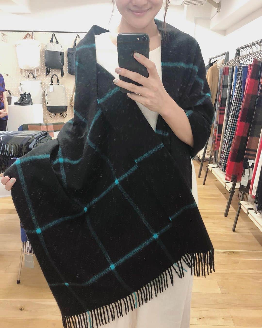 藤崎奈々子さんのインスタグラム写真 - (藤崎奈々子Instagram)「冬が嫌いな私の冬の楽しみの一つ @joshuaelliscashmere の ストール選び🧣 毎年一つずつ集めて、包まって冬を乗り越えてます😅 ・ 今年も迷いに迷い やーっと選んだけど、お店で見かけたらまた買い足してしまいそうなくらい色々可愛かった♡ ・ さて、私はどのストールを選んだでしょう？😆 ・ #ジョシュアエリス#ストール#カシミヤストール#ぬくぬく#Joshua Ellis」7月31日 7時41分 - nanakofujisaki