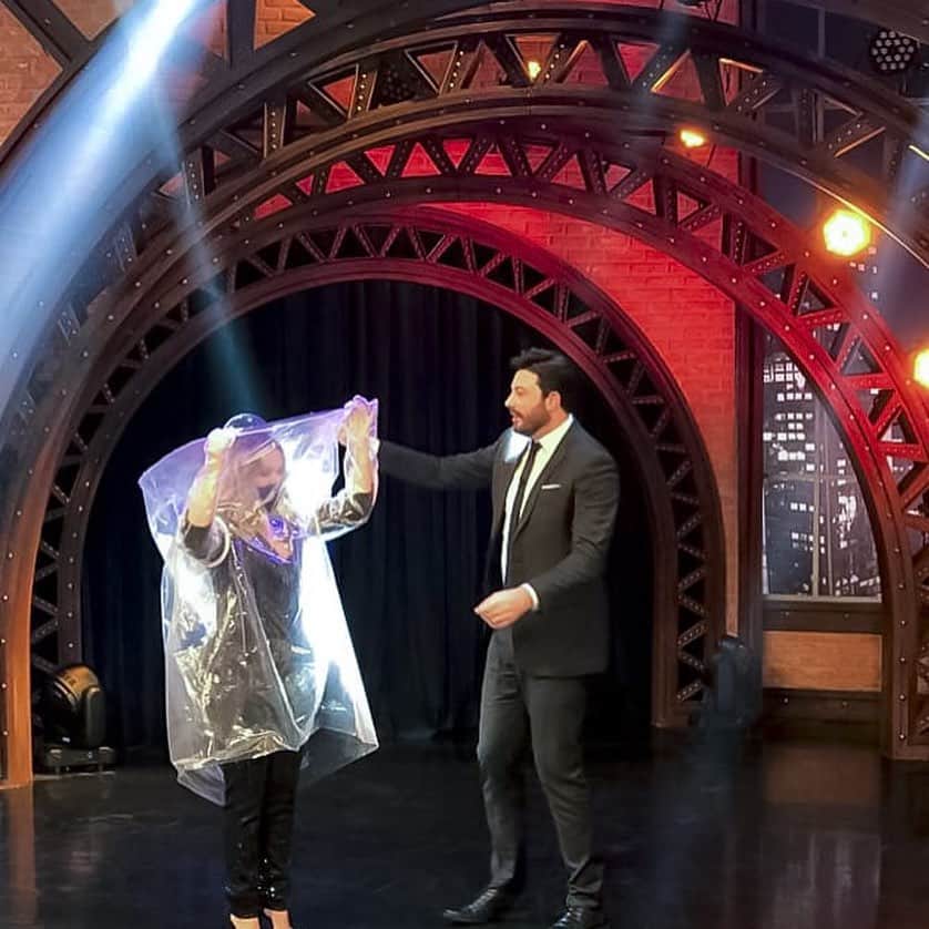 Eliana Michaelichin Bezerraのインスタグラム：「Hoje tem abraço diferentão no @danilogentili, papo sobre minha experiência de isolamento e um brinde a vida no @thenoitecomdanilogentili. 00:30h #thenoite #eliana #sbt」