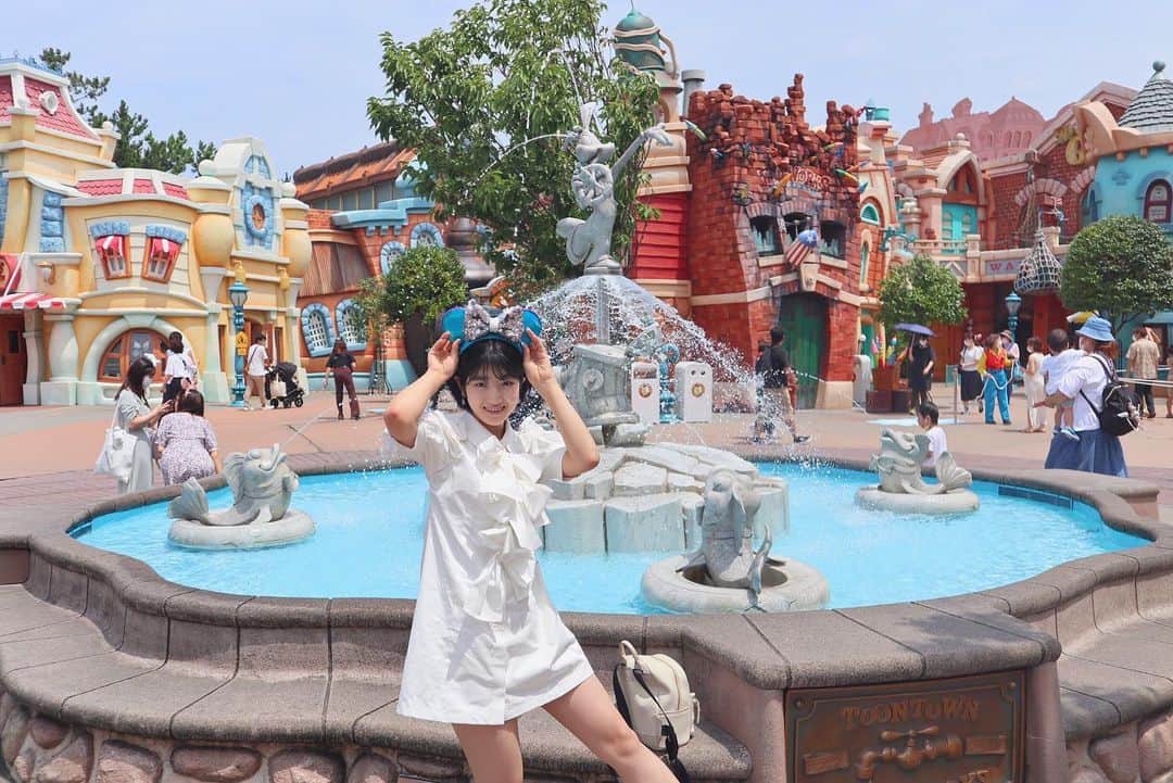 小島はなさんのインスタグラム写真 - (小島はなInstagram)「・ トゥーンタウンにあるロジャーラビットの噴水めっちゃ好き〜♡ ・ #アメフラっシ#小島はな #ディズニー#ディズニーランド#東京ディズニーランド#disney land#TDL#ディズニーコーデ#白コーデ#ハンドメイドカチューシャ」7月31日 7時53分 - amefurasshi_kojima_official_