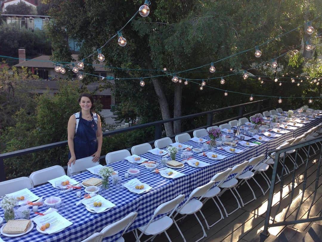 アダム・シャピロのインスタグラム：「#TBT to when katie and I used to throw a dinner party that was as far from social distancing as possible. For now...WEAR YOUR MASKS, look out for eachother, let’s get through this and back to huge dinners.」