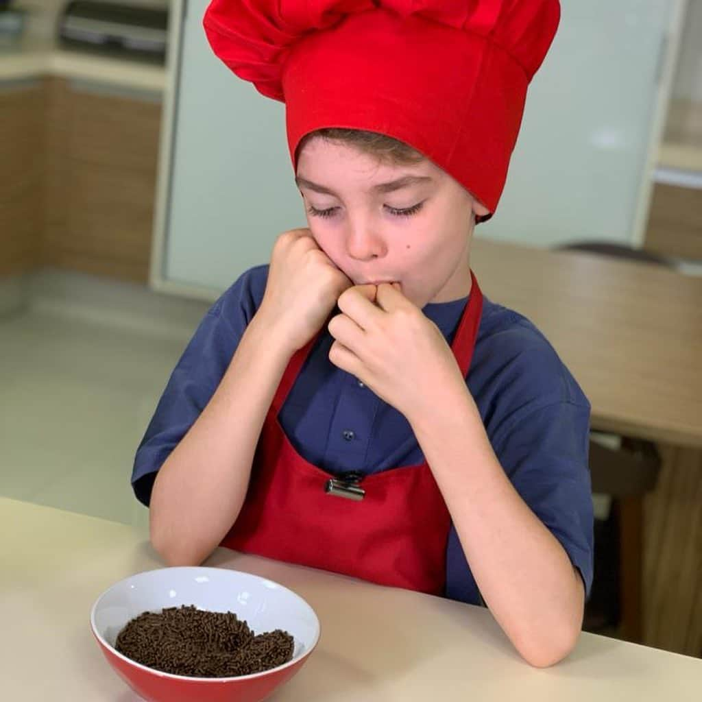 Ana Hickmannさんのインスタグラム写真 - (Ana HickmannInstagram)「Boa noite!!! O vídeo de hoje tá muito fofo e divertido. 🥰 Deixei o @alewin71 e o Alezinho na cozinha preparando um bolo. Será que deu certo? 😂🤦🏼‍♀️ Confira o resultado no YouTube.com/AnaHickmann (link na bio) 👀  #canalanahickmann #canalah #cozinhandoemfamília #youtuber #youtube #family」7月31日 7時55分 - ahickmann