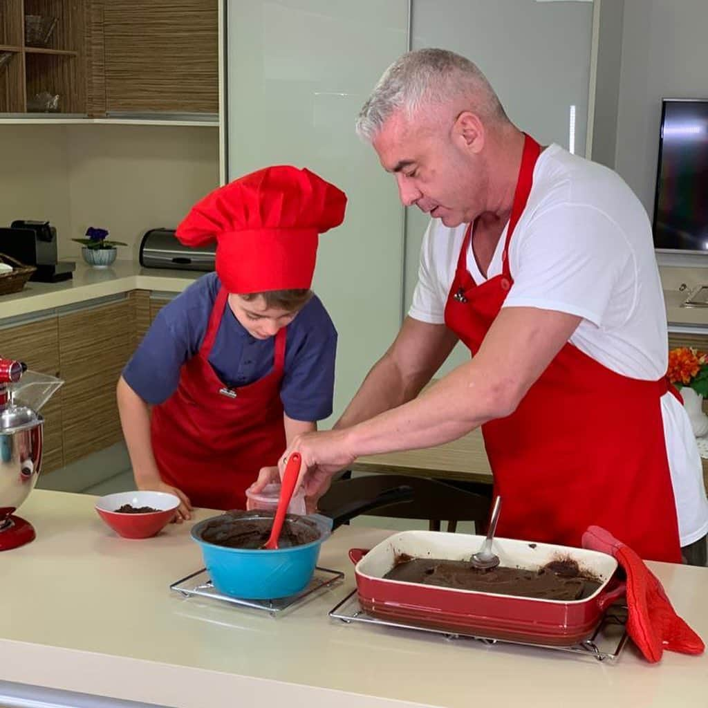 Ana Hickmannさんのインスタグラム写真 - (Ana HickmannInstagram)「Boa noite!!! O vídeo de hoje tá muito fofo e divertido. 🥰 Deixei o @alewin71 e o Alezinho na cozinha preparando um bolo. Será que deu certo? 😂🤦🏼‍♀️ Confira o resultado no YouTube.com/AnaHickmann (link na bio) 👀  #canalanahickmann #canalah #cozinhandoemfamília #youtuber #youtube #family」7月31日 7時55分 - ahickmann