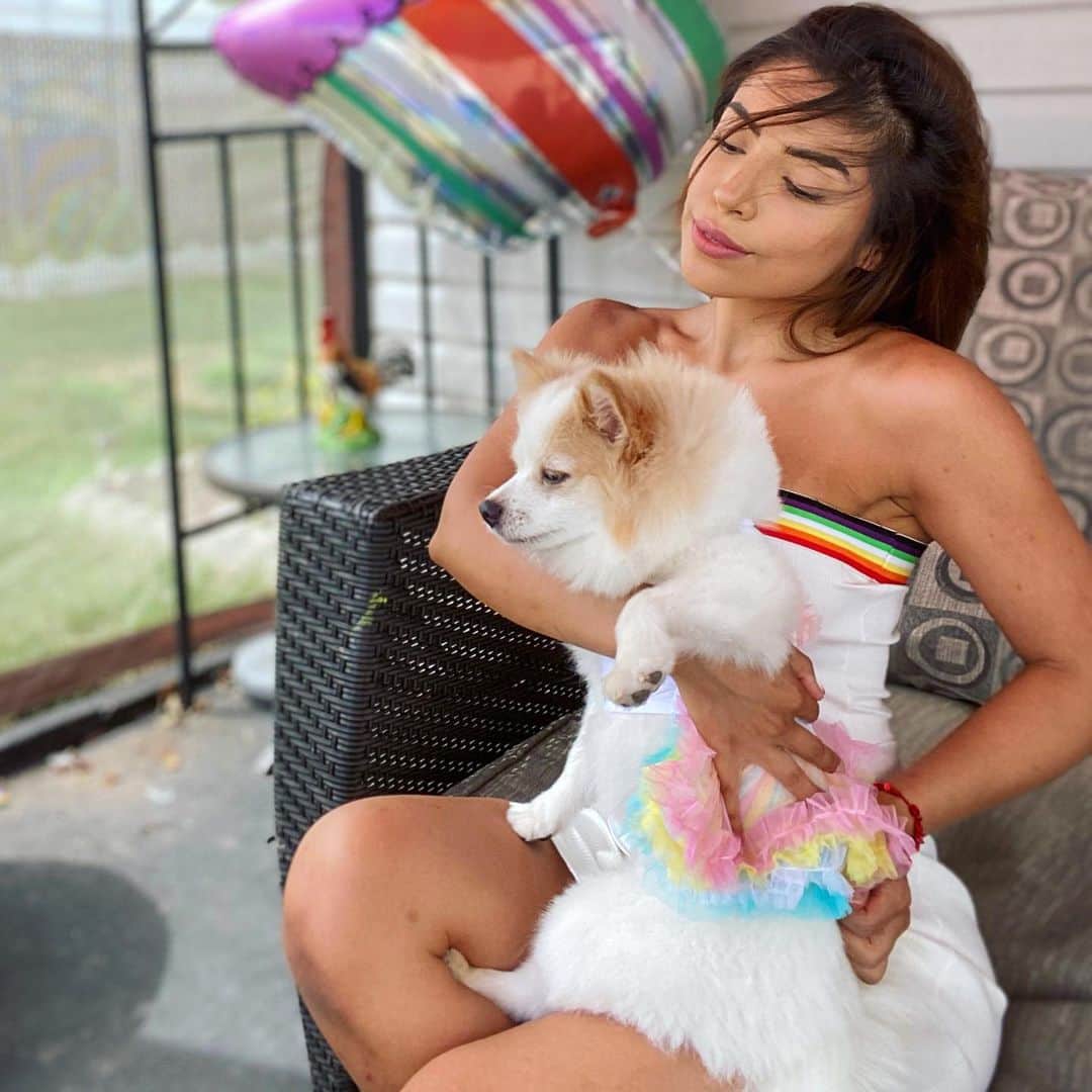 ジェセニア・バイスさんのインスタグラム写真 - (ジェセニア・バイスInstagram)「Today my daughter @chailattepom turns 2! 🎂When I was 32 I made a wish to be a mommy by the age of 35, not exactly what I had in mind BUT I’m blessed to have her! Don’t let this spoiled lil brat fool you, she plays rough & thinks she’s a bit bull 🤣 Ppl always call her “he,” and she’s got a bad right knee like mom. Some days I can’t stand her but everyday I love and adore her! TQM Chai! MUCHO! MUCHO! MUCHO! 💋  . I been told that she & I look a lot alike. I guess it’s the big smile & squinty eyes 🤣 What’s weird is her eyes were blue up until a few months ago. She’s growing into mini wolf 🐺  . .」7月31日 8時07分 - iamjessenia
