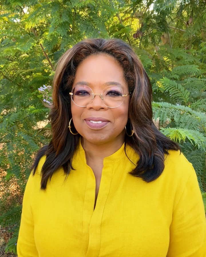 オプラ・ウィンフリーのインスタグラム：「Conversations about race do not have to tear us apart. These discussions can happen in your living rooms, your kitchen tables, and even during soccer games, so they can help those around you see the racial injustices happening in this country. Tap the link in my bio to watch @emmanuelacho on the premiere episode of @theoprahconversation, available now on AppleTV+. #TheOprahConversation @appletv」