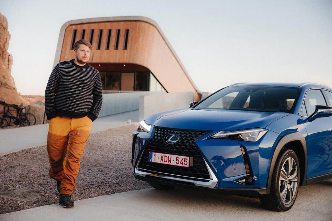 Lexus USAのインスタグラム：「Explore the southernmost point of Norway in the Lexus UX with Chef Nicolai Ellitsgaard, as he forages for ingredients for Europe’s first-ever underwater restaurant in this episode of “Journeys in Taste”. Learn more at the link in our bio.  Created in partnership with GQ. #Lexus #LexusUX  #JourneysInTaste #ExperienceAmazing」